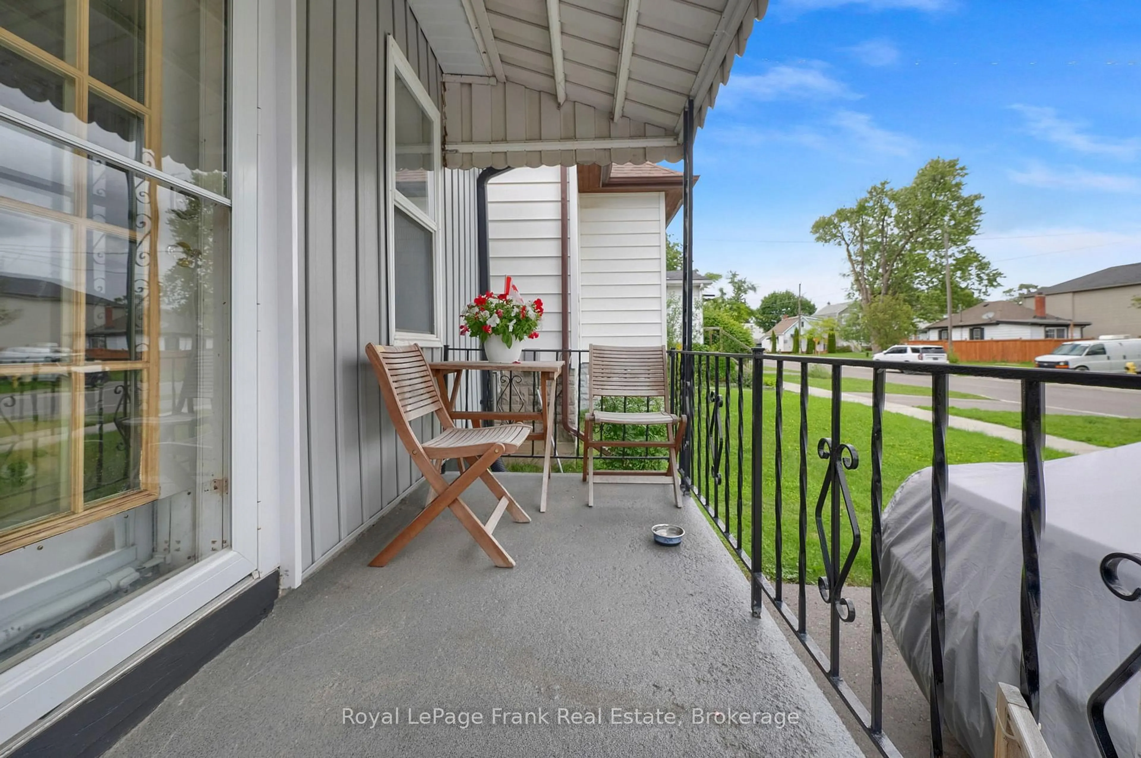 Patio, water/lake/river/ocean view for 68 Grenfell St, Oshawa Ontario L1J 4W2