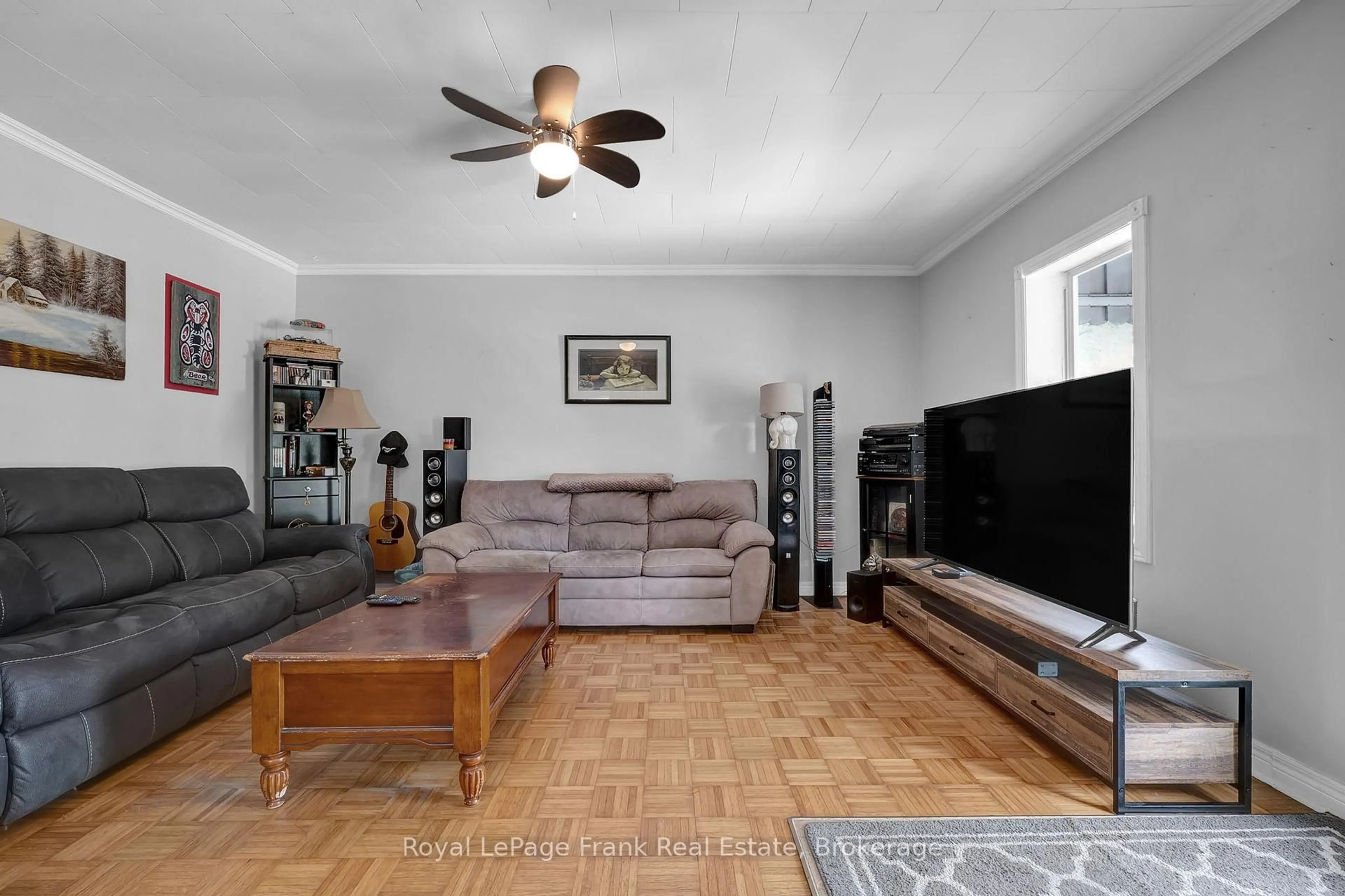 Living room with furniture, unknown for 68 Grenfell St, Oshawa Ontario L1J 4W2