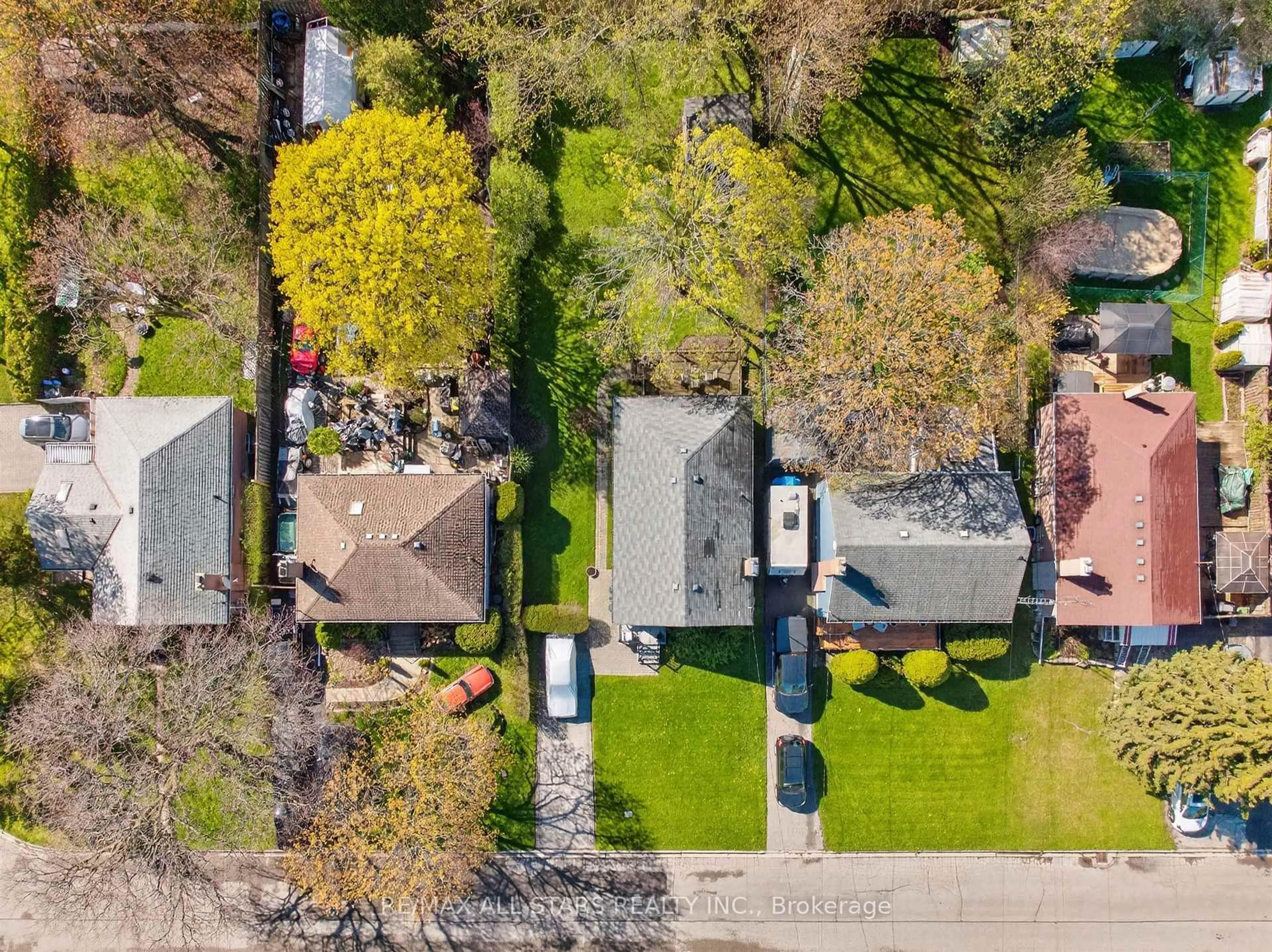 A pic from outside/outdoor area/front of a property/back of a property/a pic from drone, street for 9 Martindale Rd, Toronto Ontario M1M 2B6