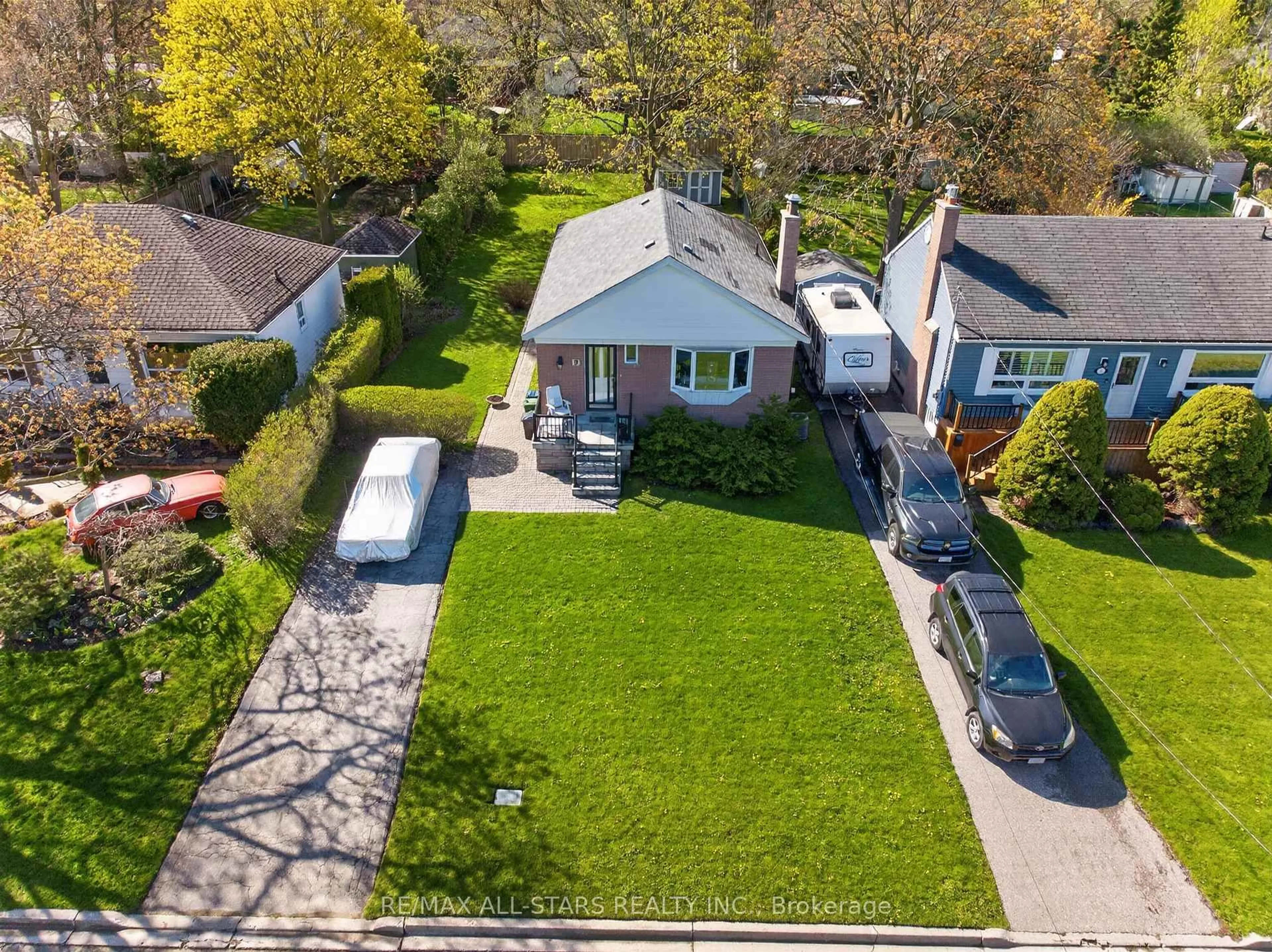 A pic from outside/outdoor area/front of a property/back of a property/a pic from drone, street for 9 Martindale Rd, Toronto Ontario M1M 2B6