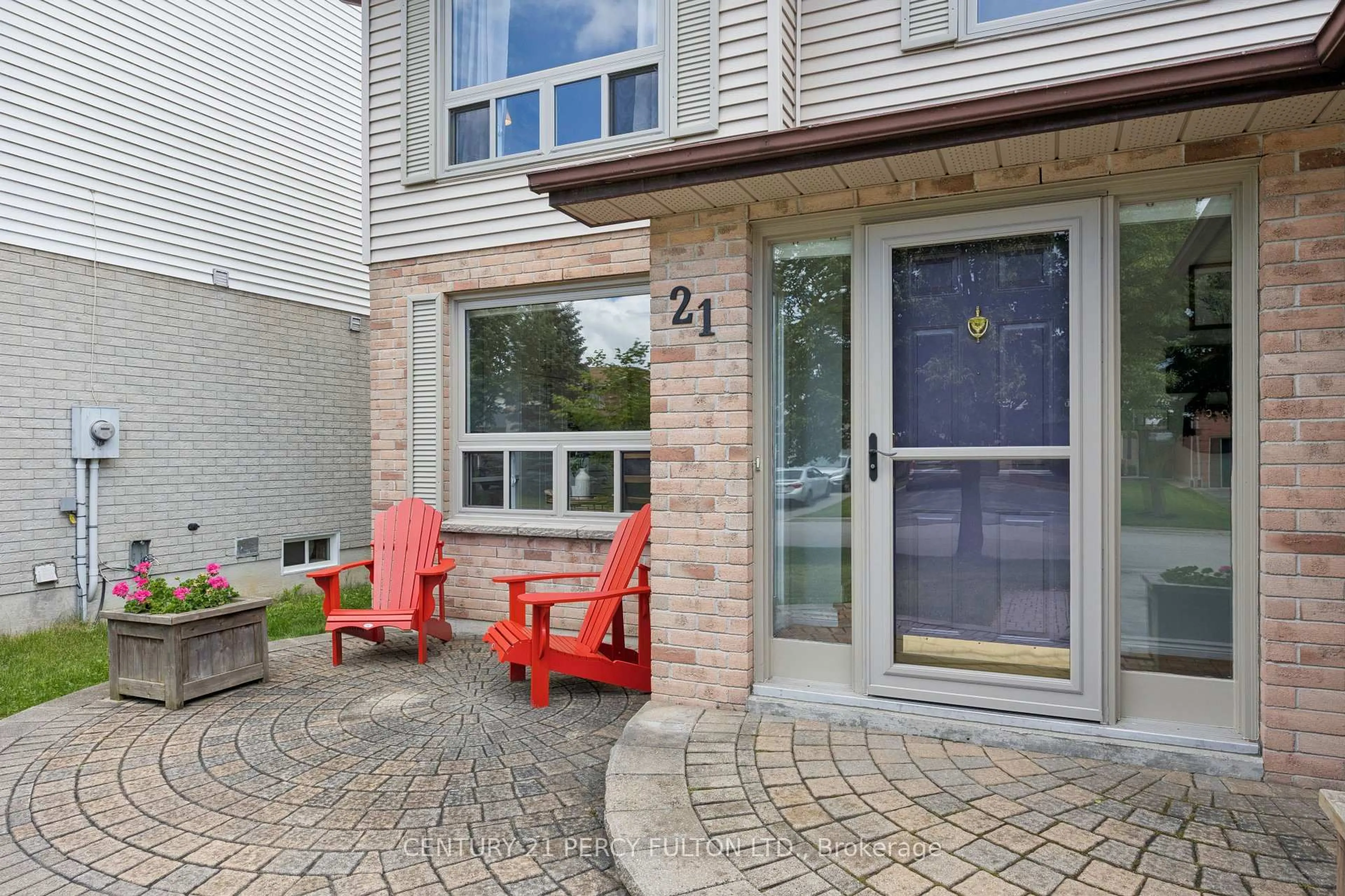 Patio, street for 21 Arran Crt, Clarington Ontario L1E 2E5