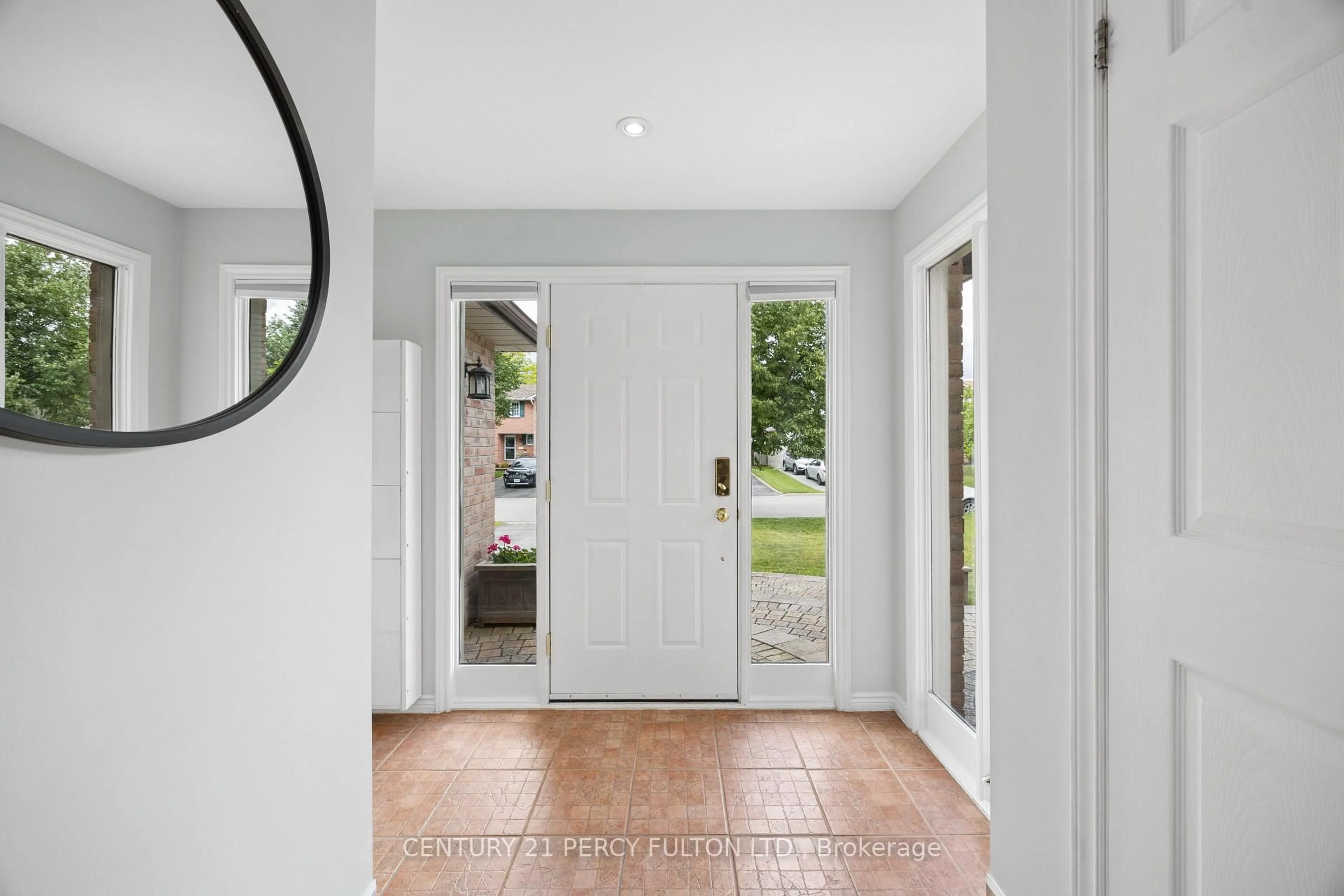 Indoor entryway for 21 Arran Crt, Clarington Ontario L1E 2E5