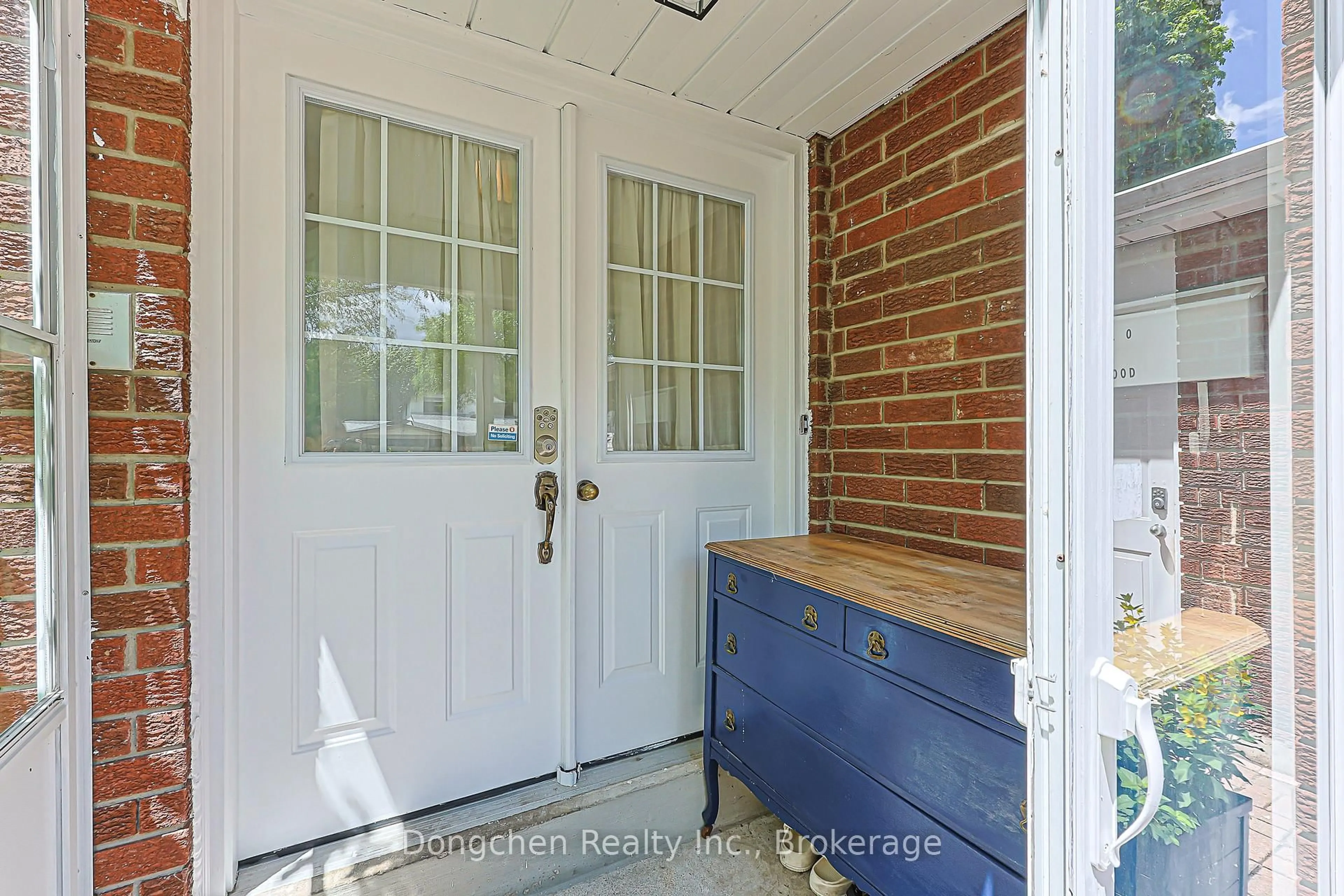 Indoor entryway for 210 Huntsmill Blvd, Toronto Ontario M1W 3E1