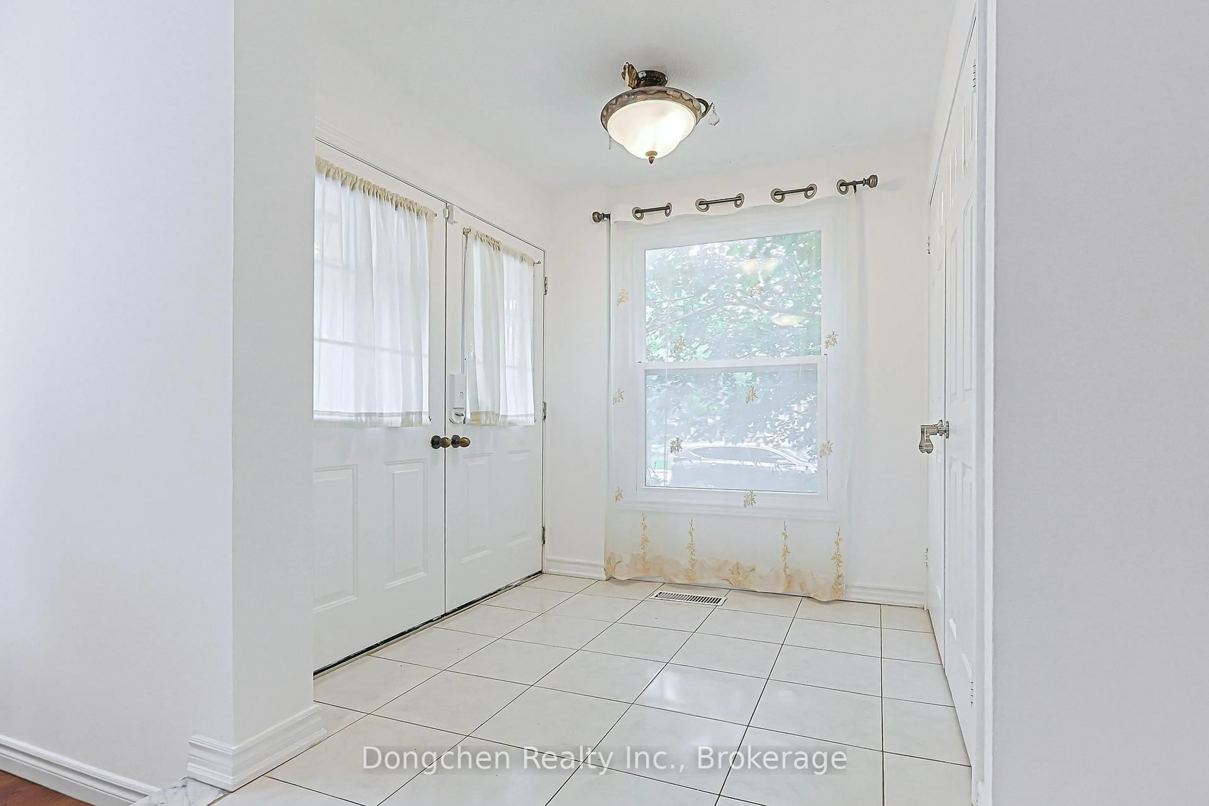 Indoor entryway for 210 Huntsmill Blvd, Toronto Ontario M1W 3E1