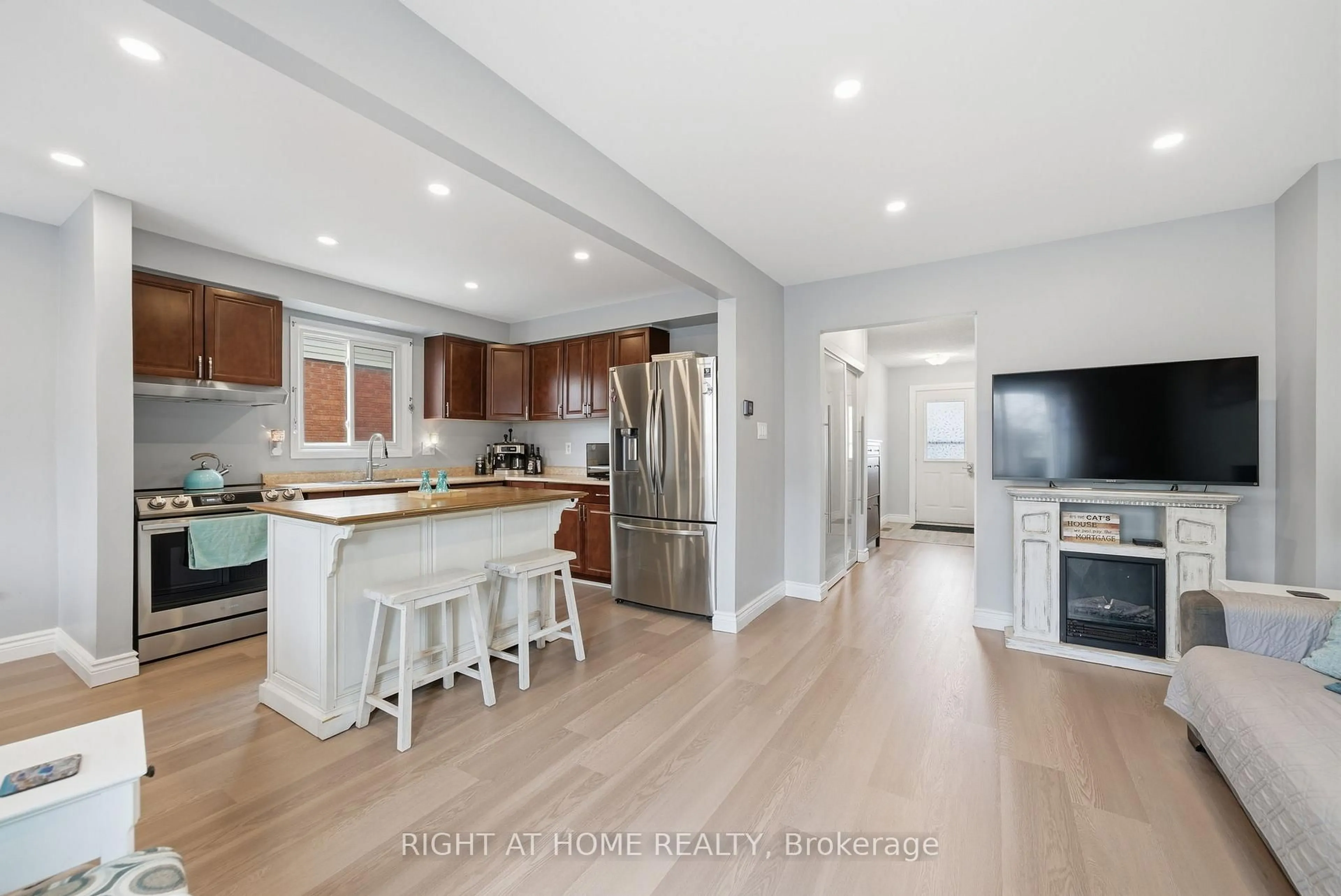 Open concept kitchen, unknown for 37 Beechnut Cres, Clarington Ontario L1E 1Y5