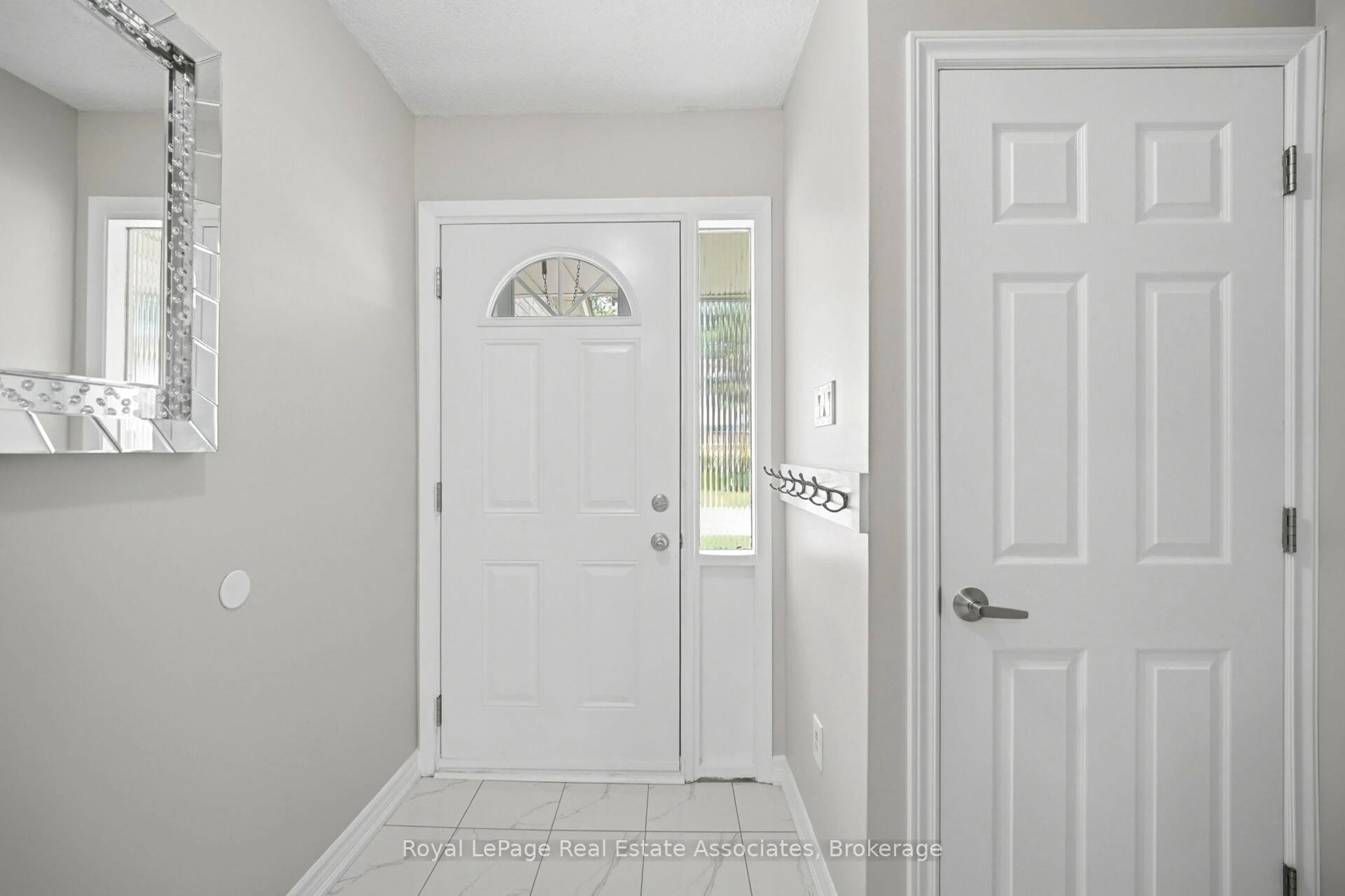 Indoor entryway for 611 Galahad Dr #86, Oshawa Ontario L1K 1M1