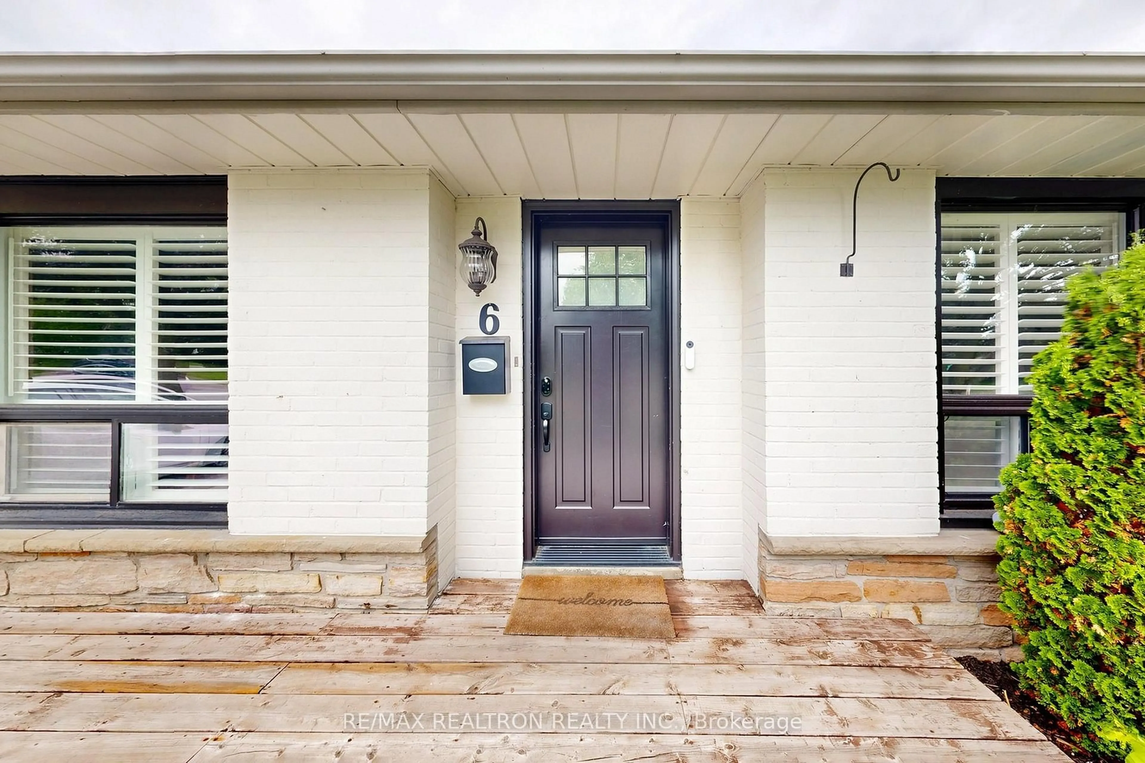 Indoor entryway for 6 Dorling Ave, Ajax Ontario L1S 2Z5