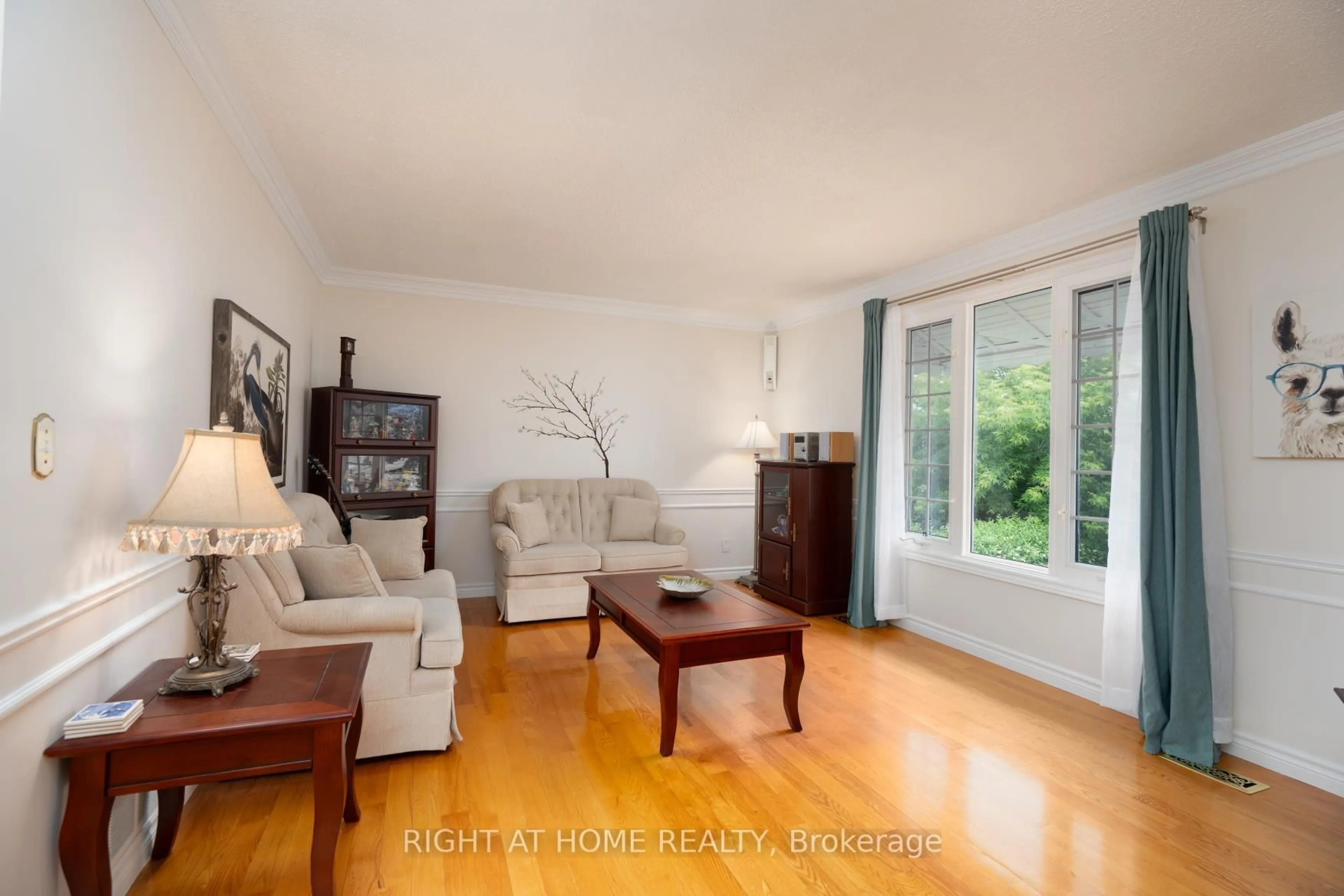 Living room with furniture, wood/laminate floor for 210 SENECA Ave, Oshawa Ontario L1G 3V6