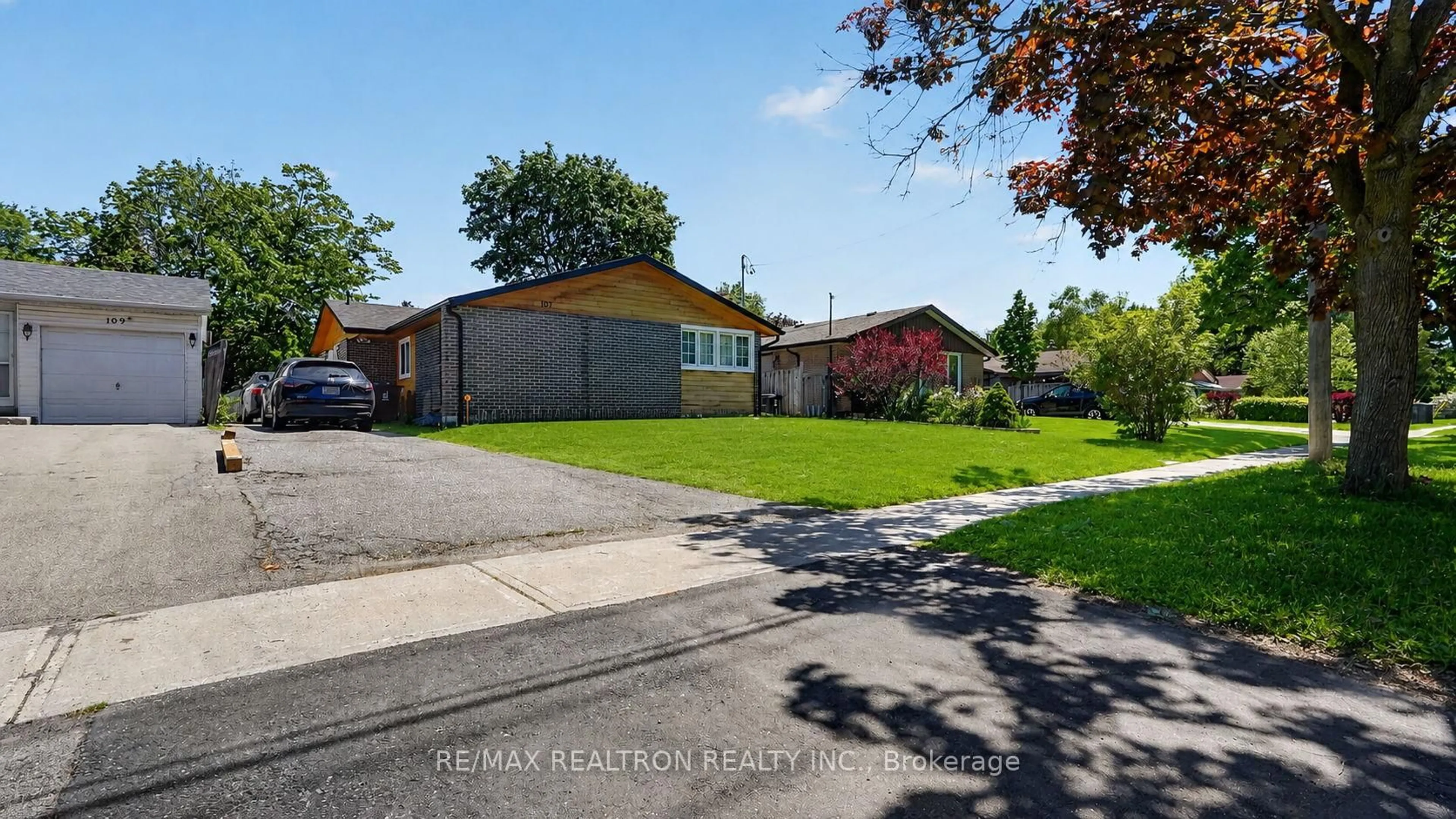 A pic from outside/outdoor area/front of a property/back of a property/a pic from drone, street for 107 Kirker Ave, Toronto Ontario M1G 1M8