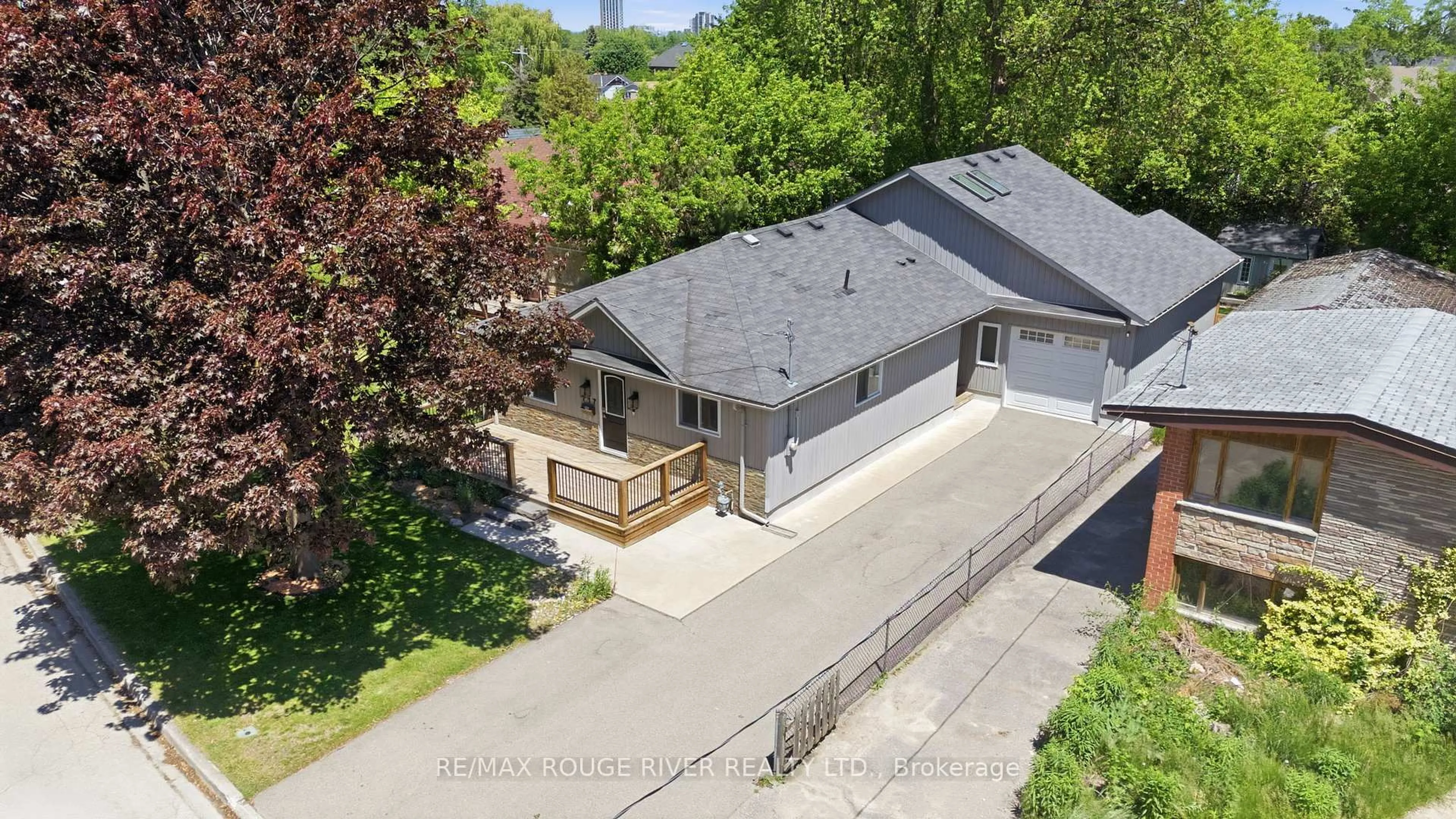 A pic from outside/outdoor area/front of a property/back of a property/a pic from drone, street for 717 Hillview Cres, Pickering Ontario L1W 2R6