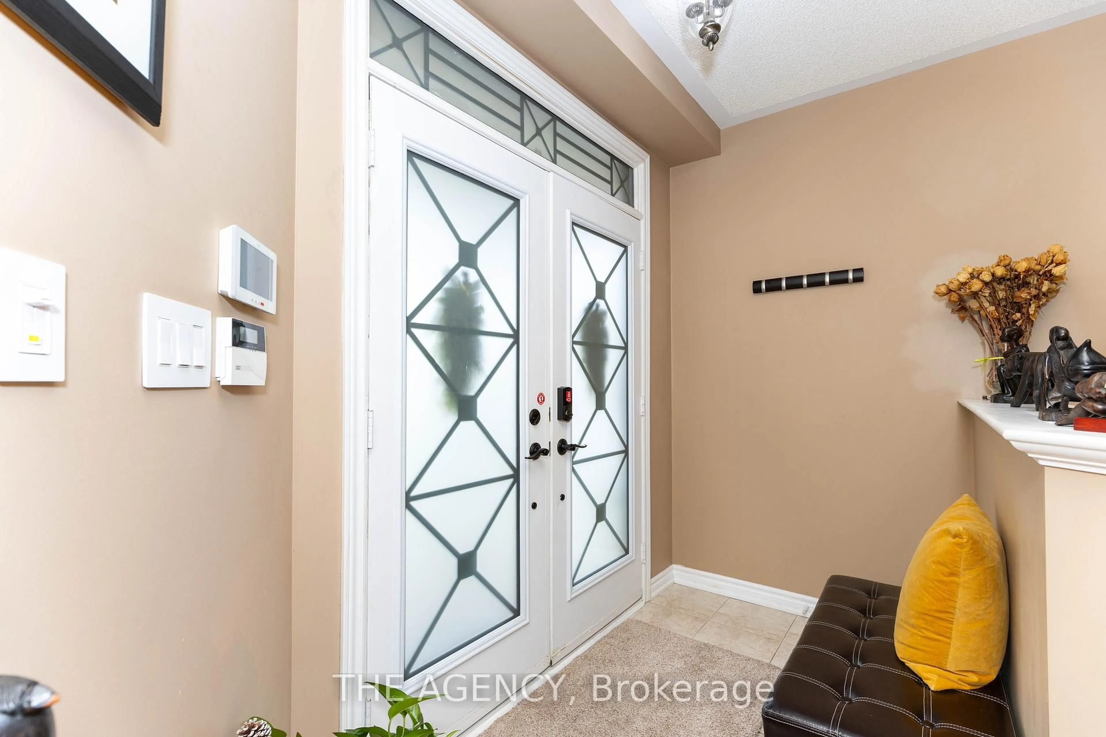 Indoor entryway for 54 Thames Dr, Whitby Ontario L1R 2R1