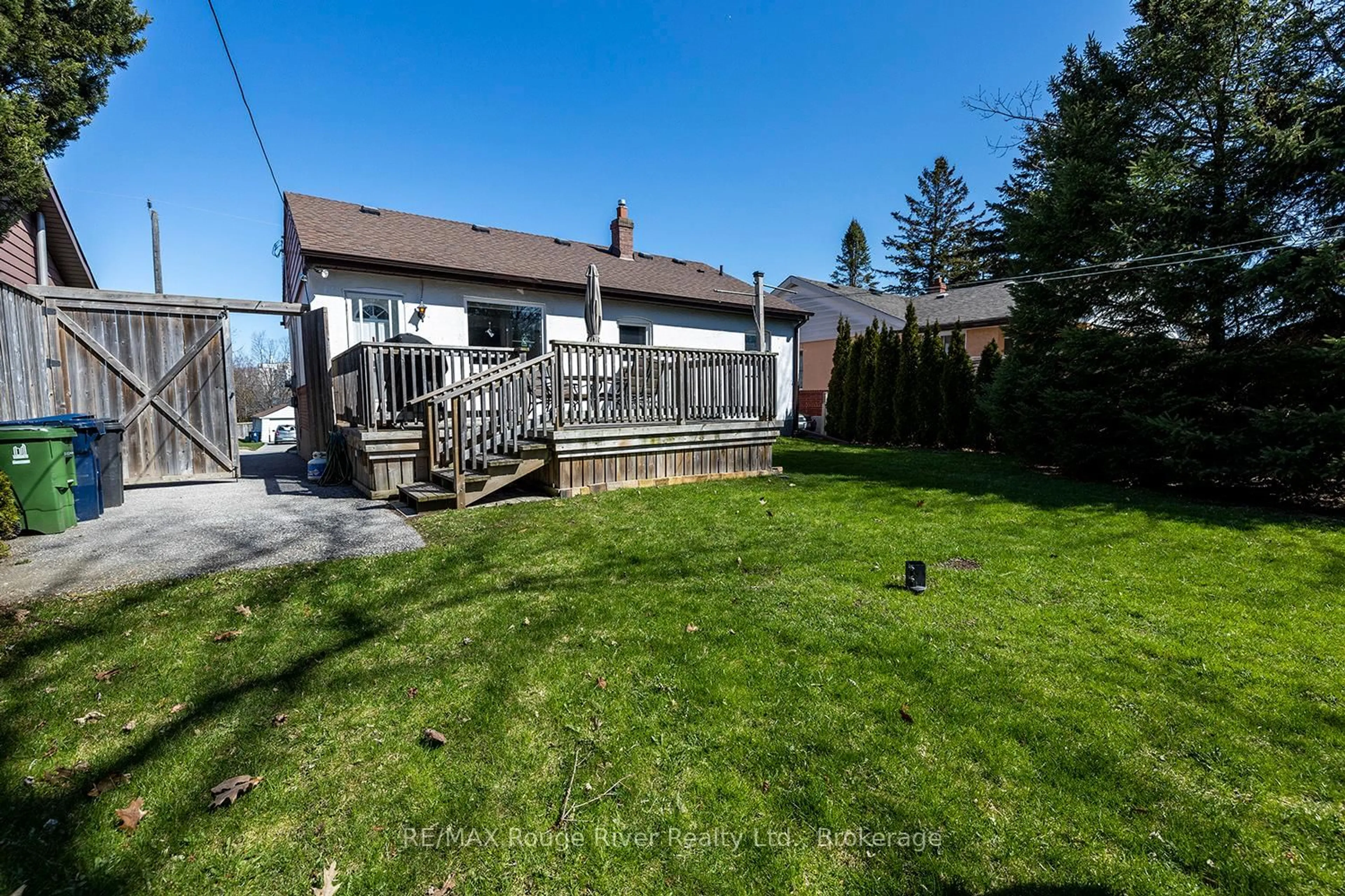 A pic from outside/outdoor area/front of a property/back of a property/a pic from drone, street for 9 Granard Blvd, Toronto Ontario M1M 2C9
