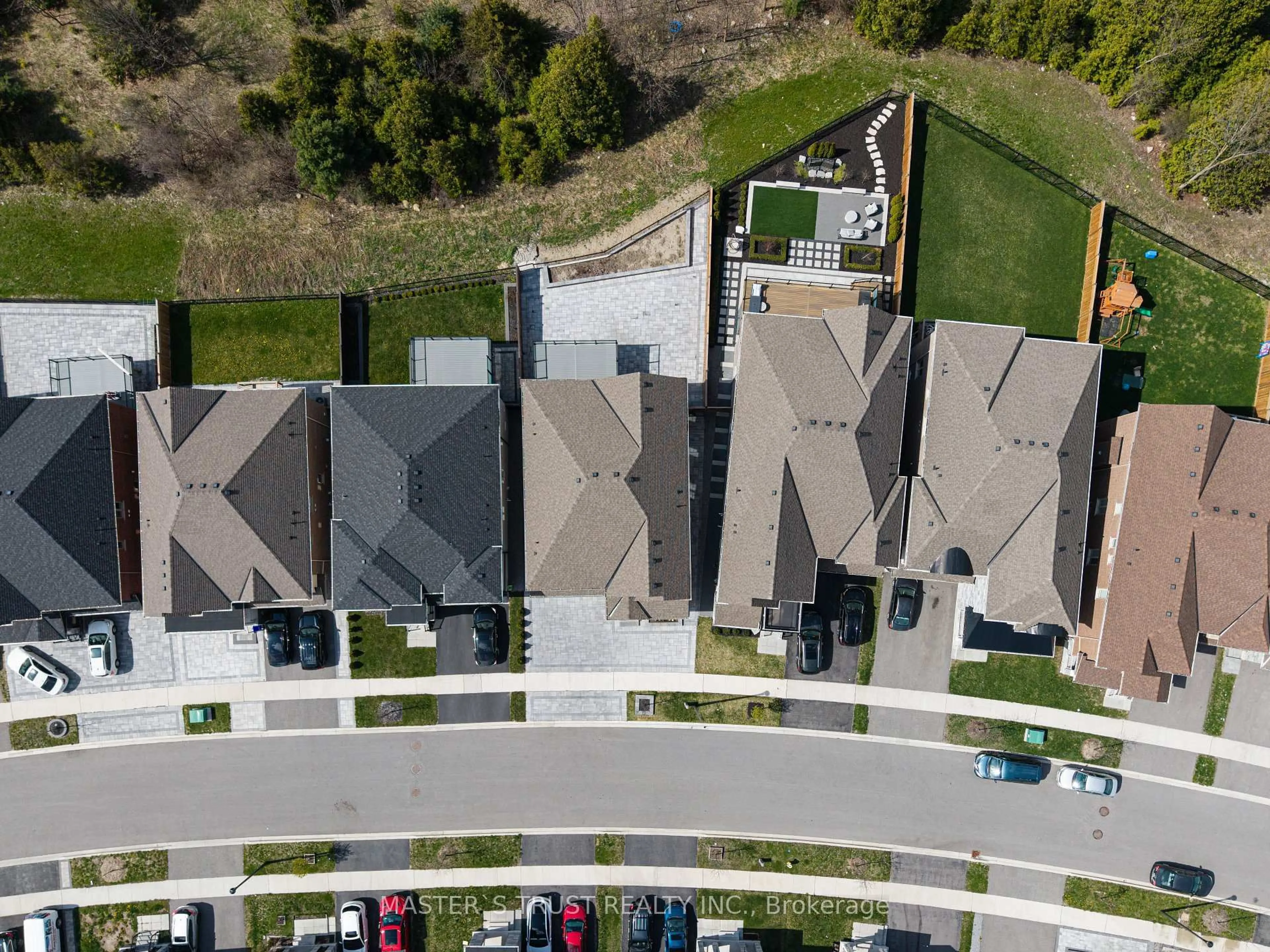A pic from outside/outdoor area/front of a property/back of a property/a pic from drone, street for 2497 Florentine Pl, Pickering Ontario L1X 0H2