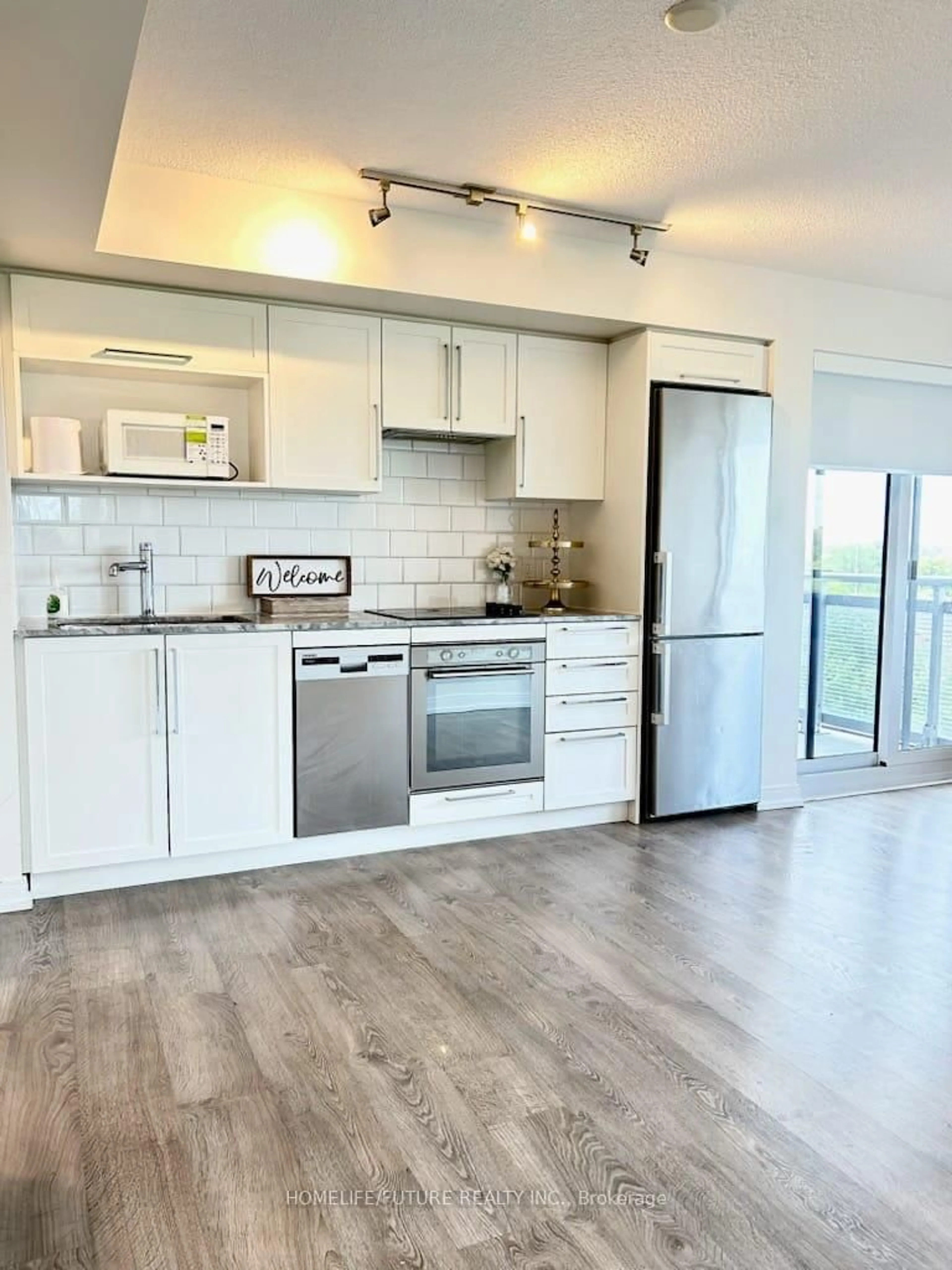 Open concept kitchen, wood/laminate floor for 275 Village Green Sq #422, Toronto Ontario M1S 0L8
