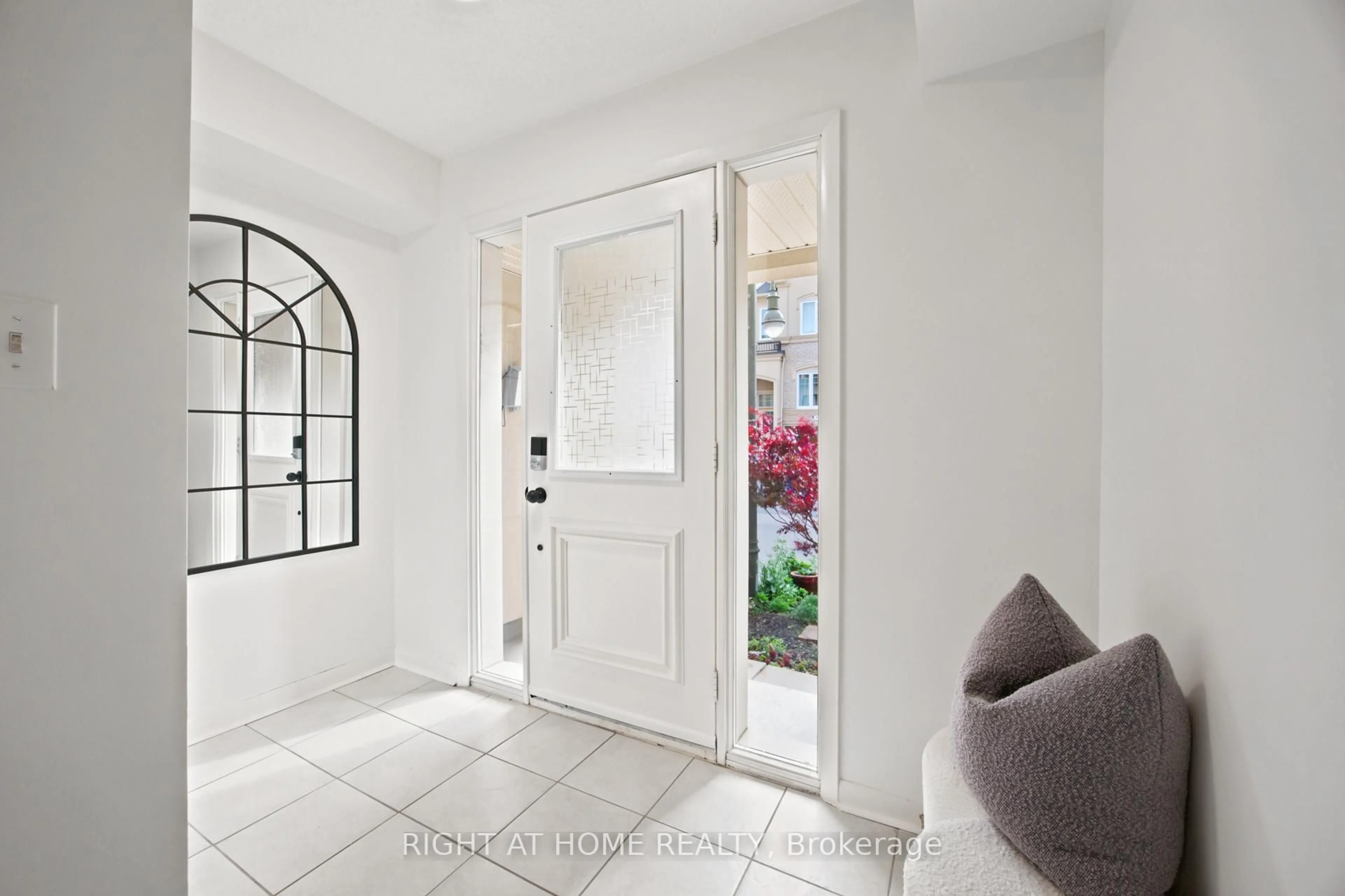 Indoor entryway for 1250 St.Martins Dr #105, Pickering Ontario L1W 0A2