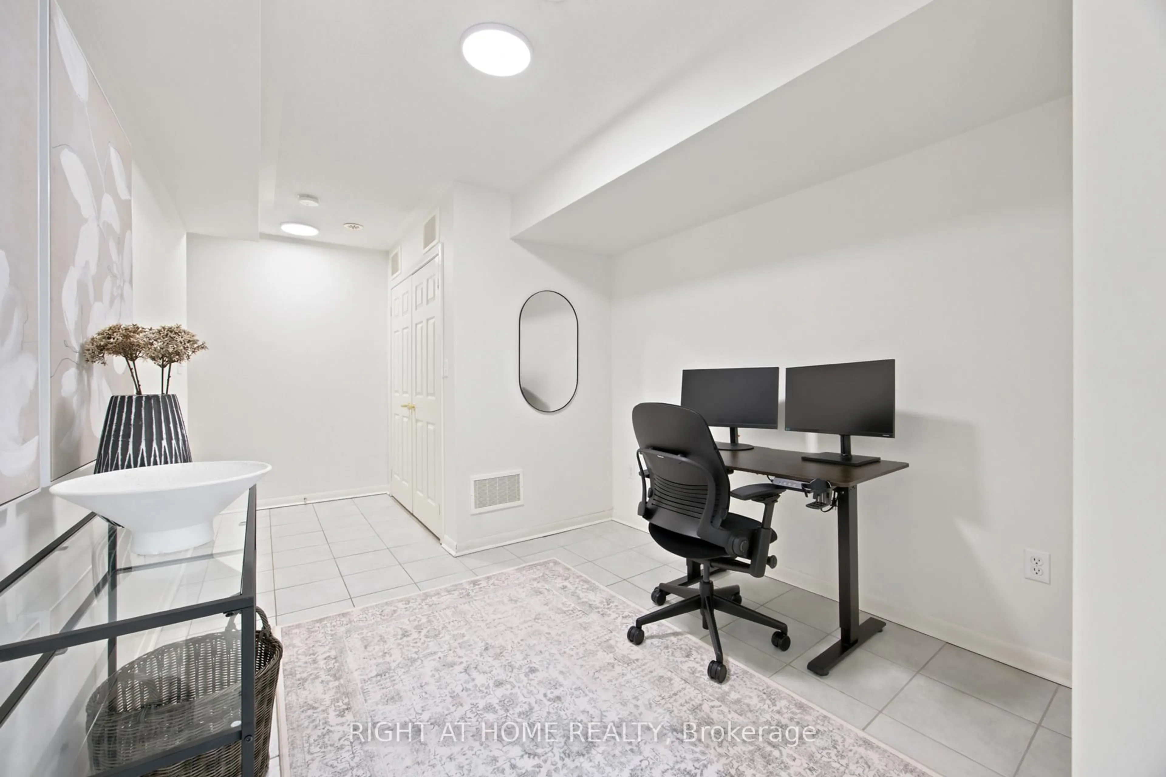 A pic of a room for 1250 St.Martins Dr #105, Pickering Ontario L1W 0A2