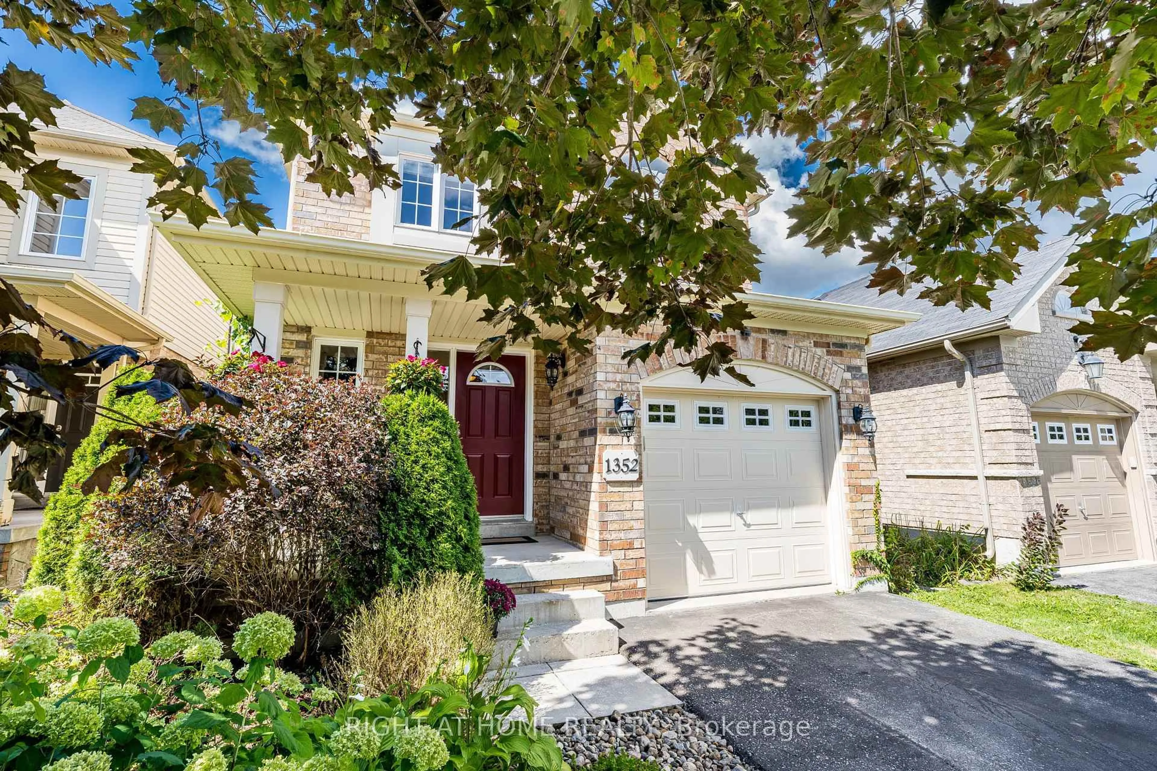 Unknown for 1352 Wadebridge Cres, Oshawa Ontario L1K 3B2