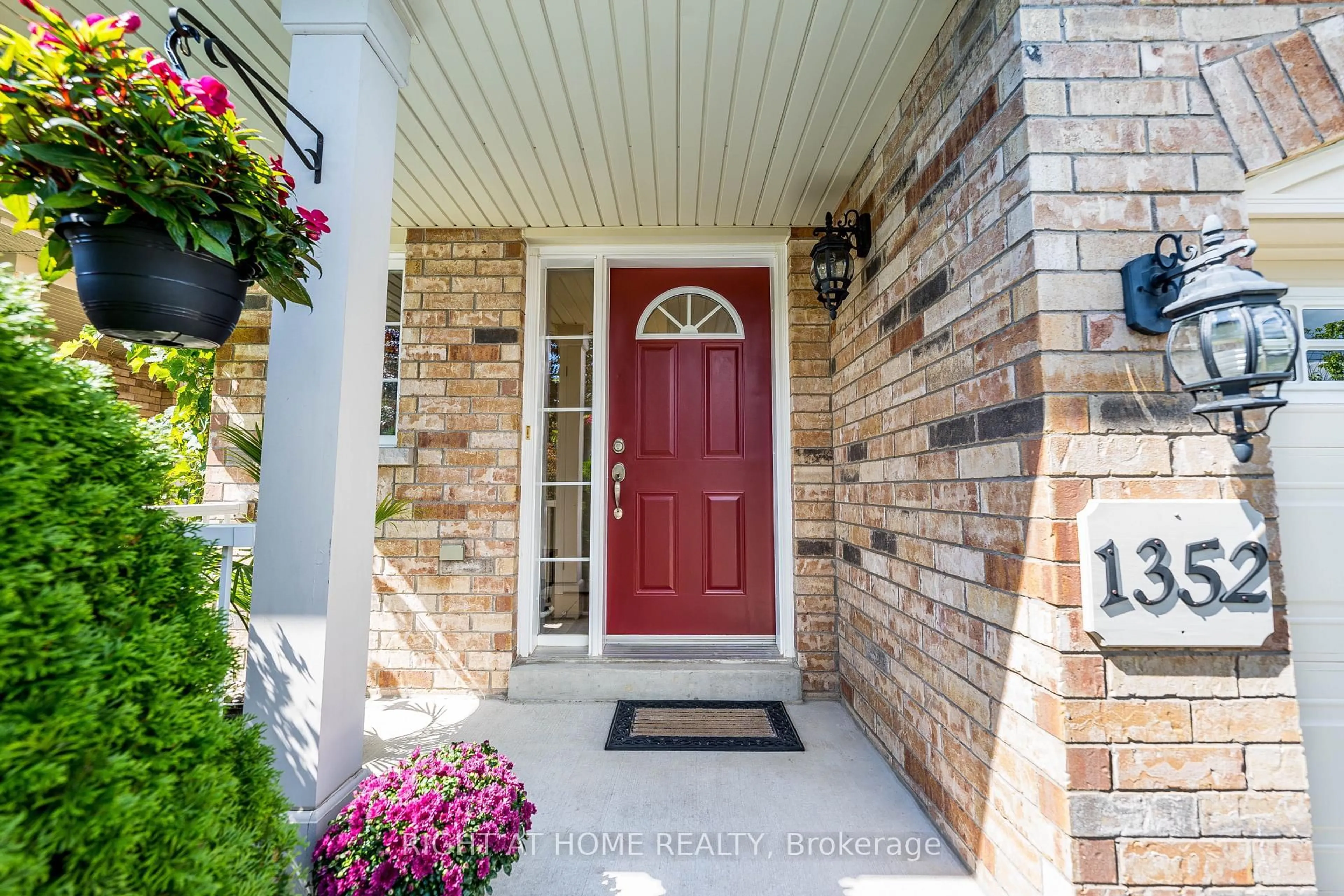 Indoor entryway for 1352 Wadebridge Cres, Oshawa Ontario L1K 3B2