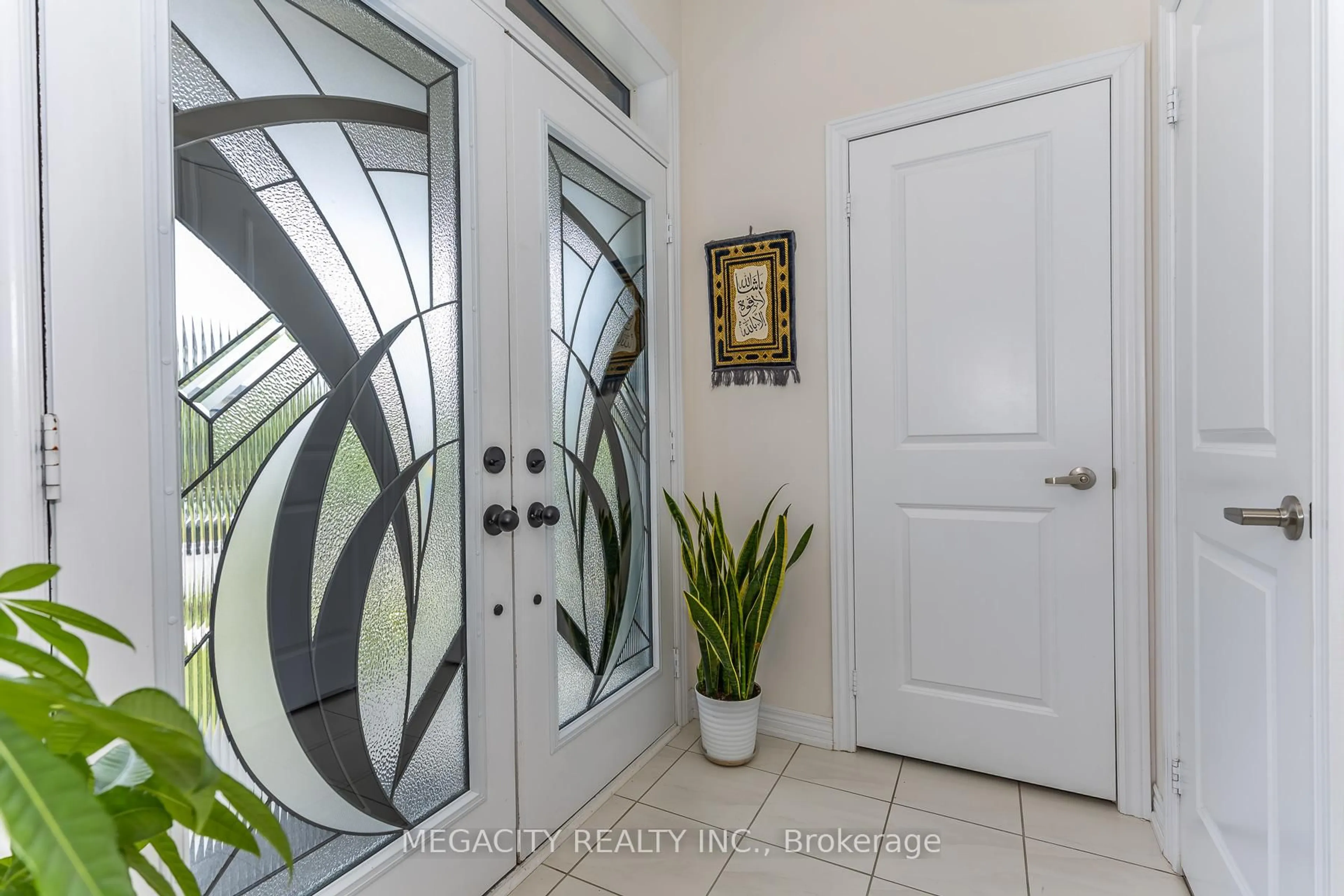 Indoor entryway for 1348 Klondike Dr, Oshawa Ontario L1L 0T1