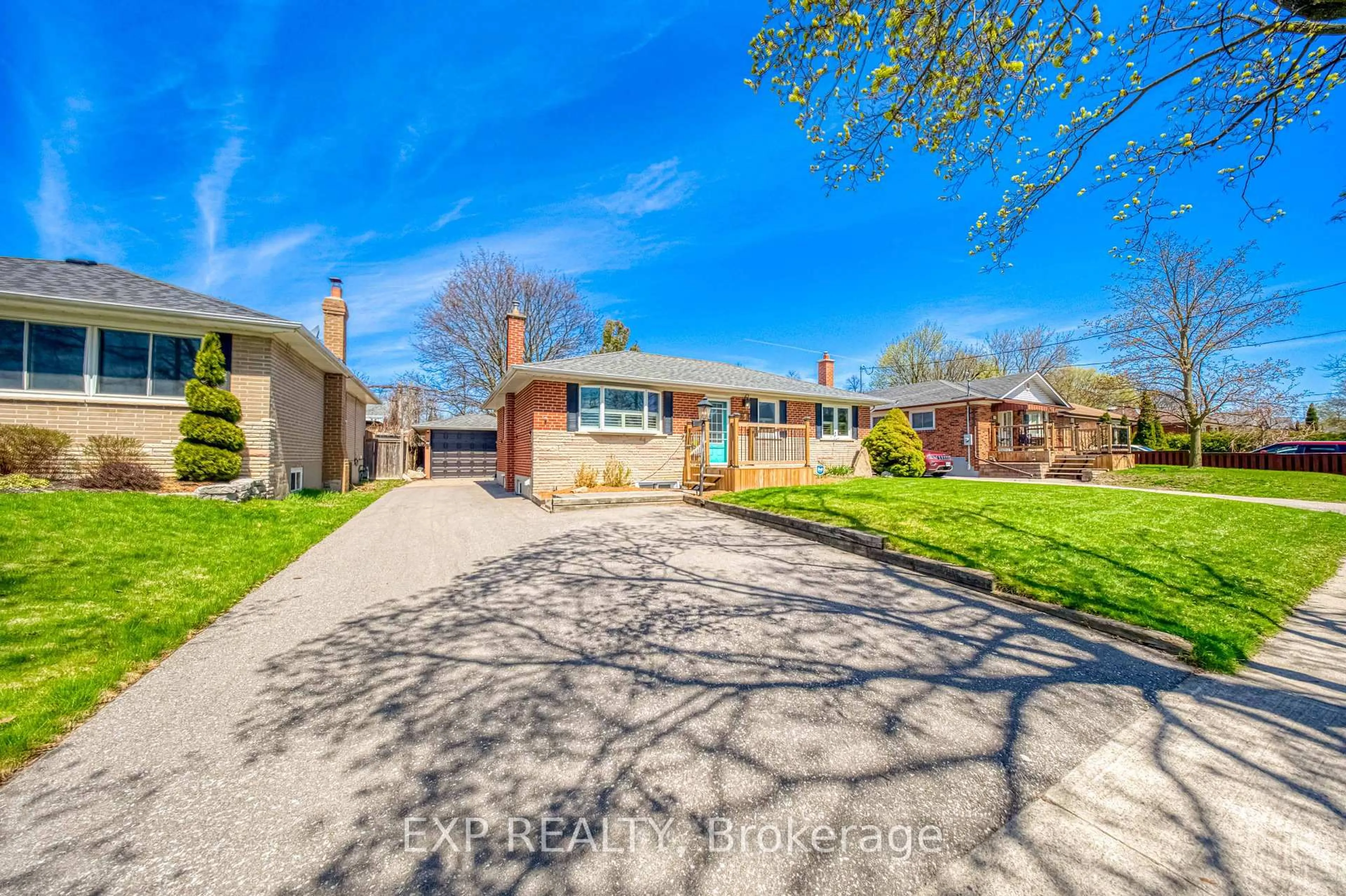 A pic from outside/outdoor area/front of a property/back of a property/a pic from drone, street for 752 Eastbourne Ave, Oshawa Ontario L1G 1P3