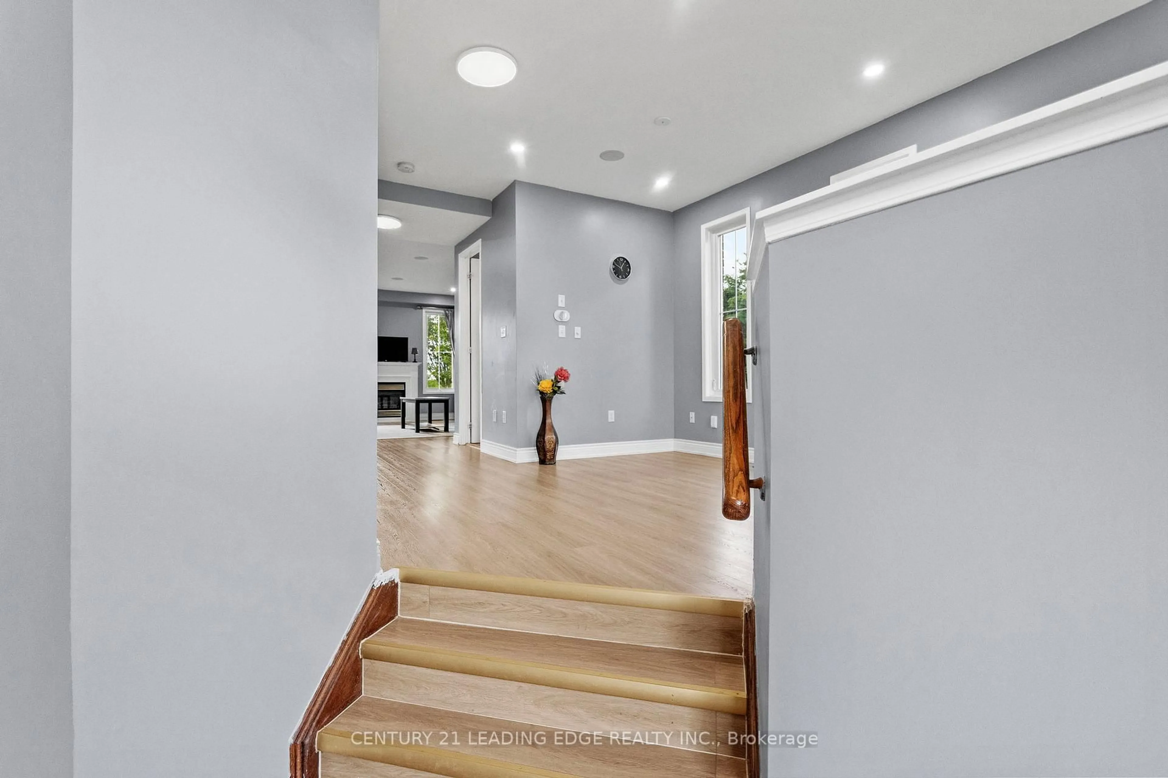 Indoor entryway for 101 Woodbine Pl, Oshawa Ontario L1L 1C5