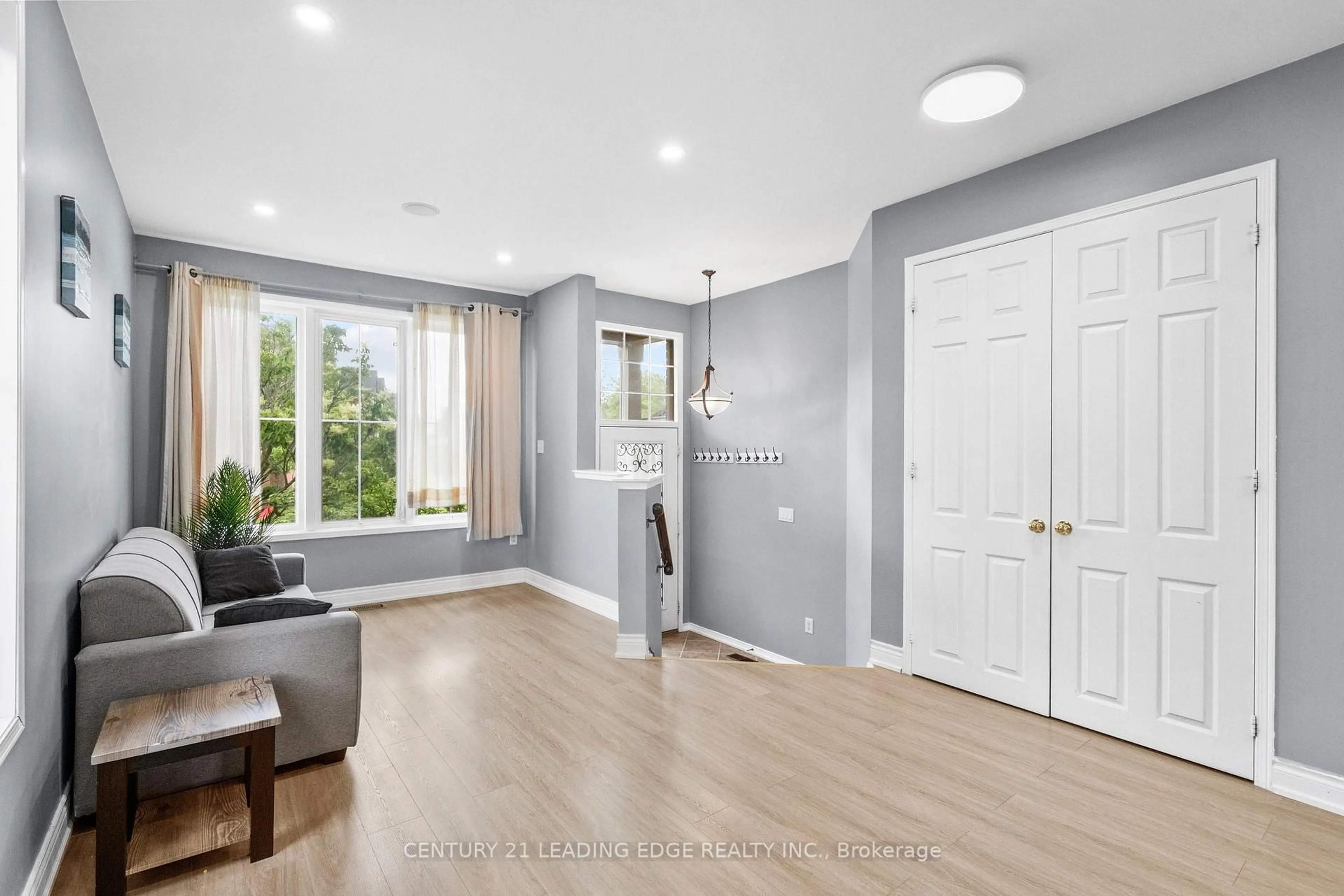 Indoor entryway for 101 Woodbine Pl, Oshawa Ontario L1L 1C5