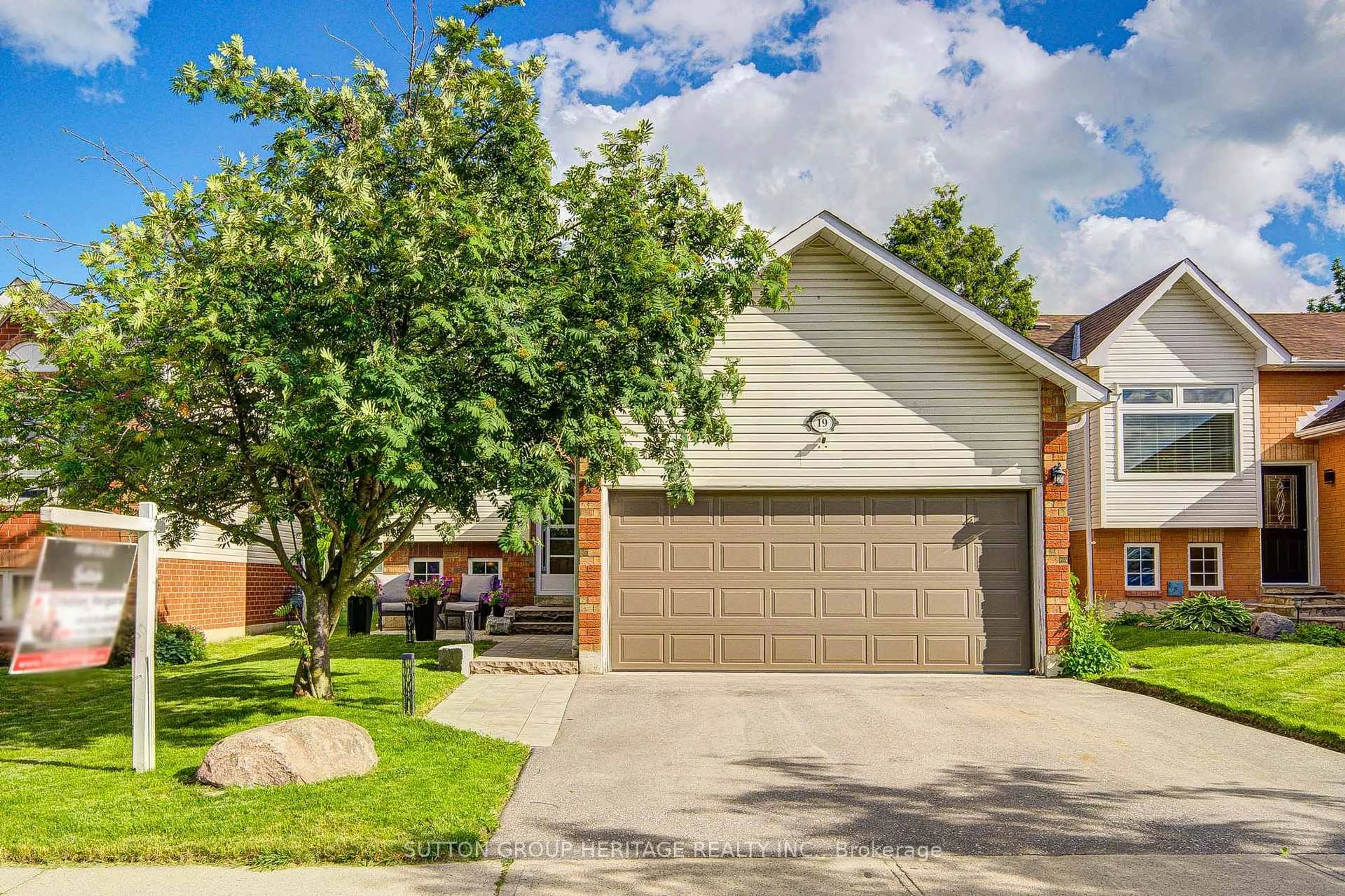 Home with brick exterior material, street for 19 Hooper Sq, Clarington Ontario L1C 4X7