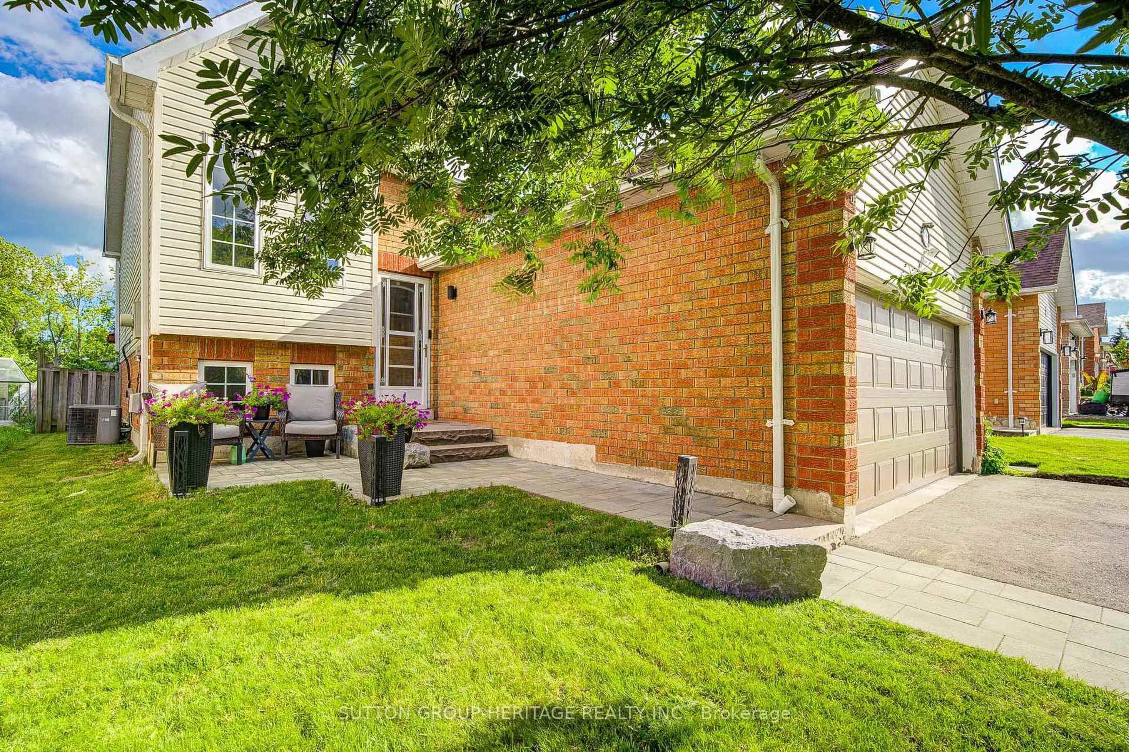 Patio, street for 19 Hooper Sq, Clarington Ontario L1C 4X7
