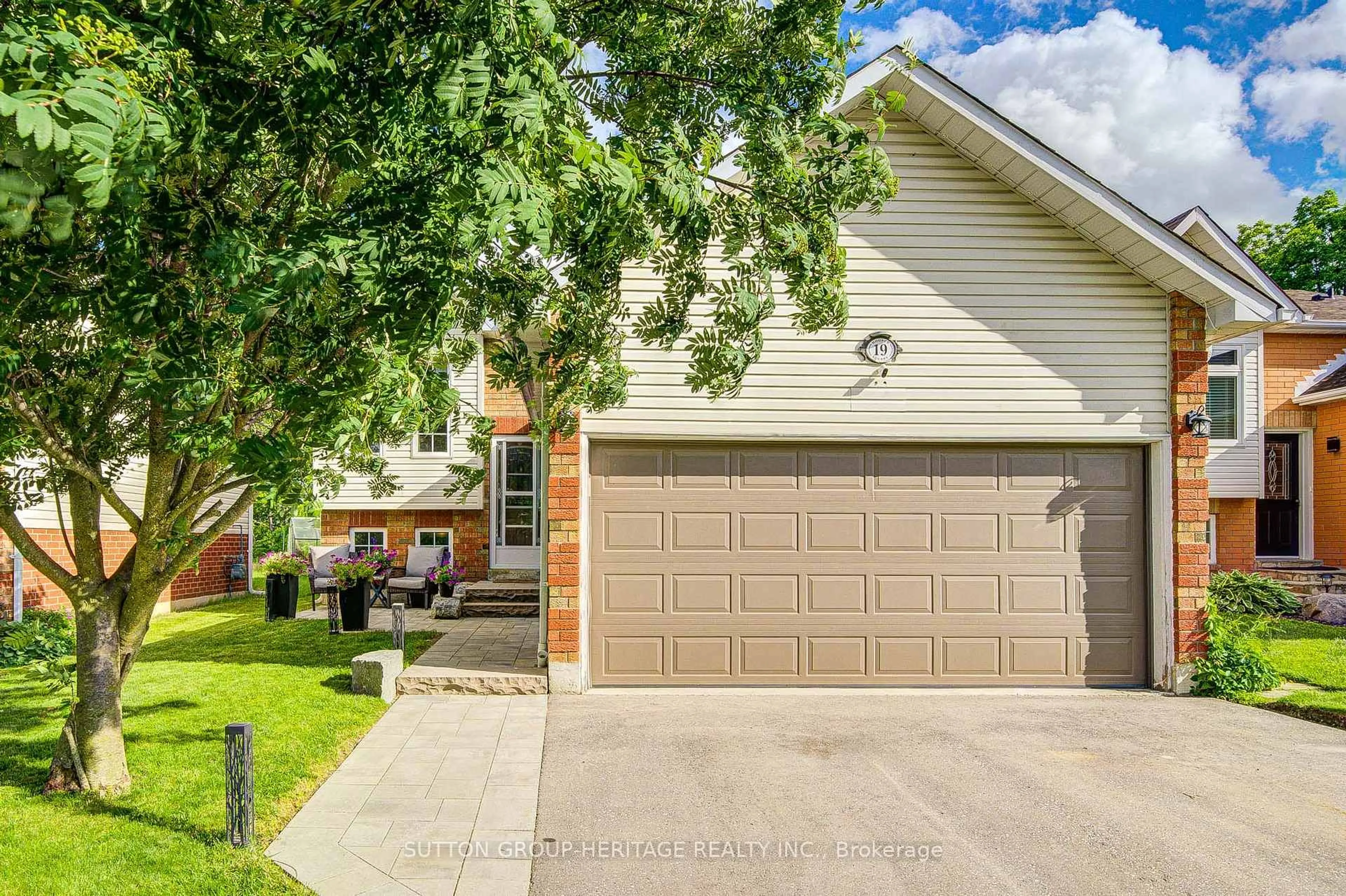 Home with vinyl exterior material, street for 19 Hooper Sq, Clarington Ontario L1C 4X7