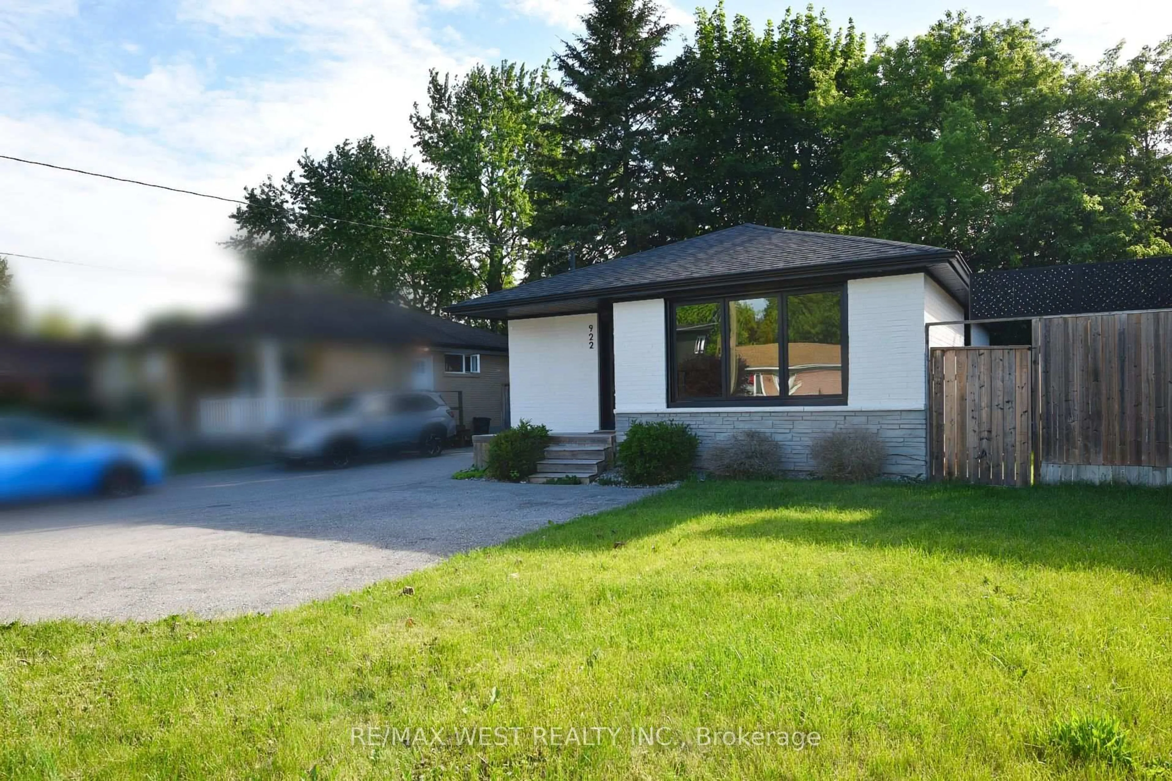 Home with vinyl exterior material, street for 922 Centre St, Whitby Ontario L1N 4V1