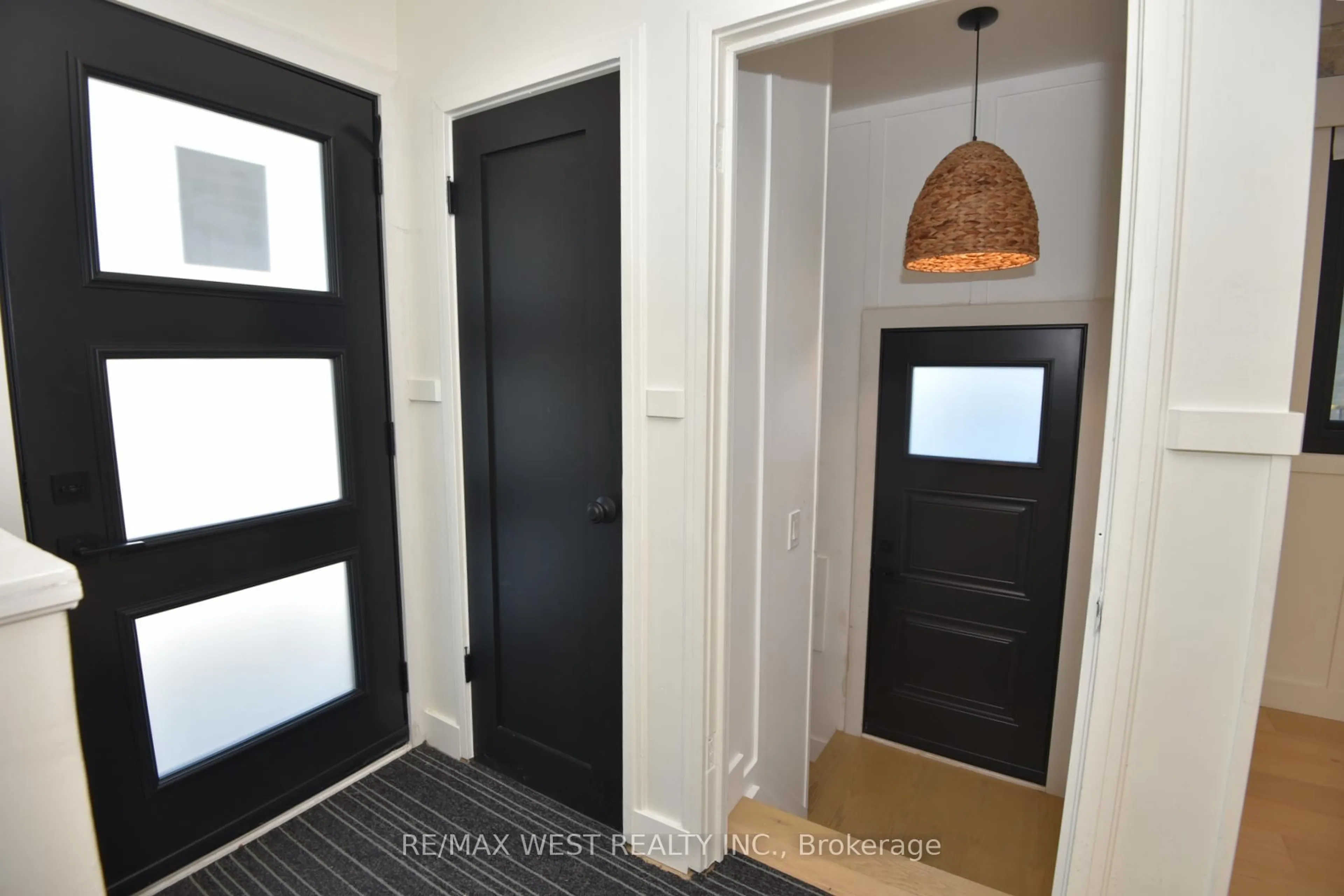 Indoor entryway for 922 Centre St, Whitby Ontario L1N 4V1