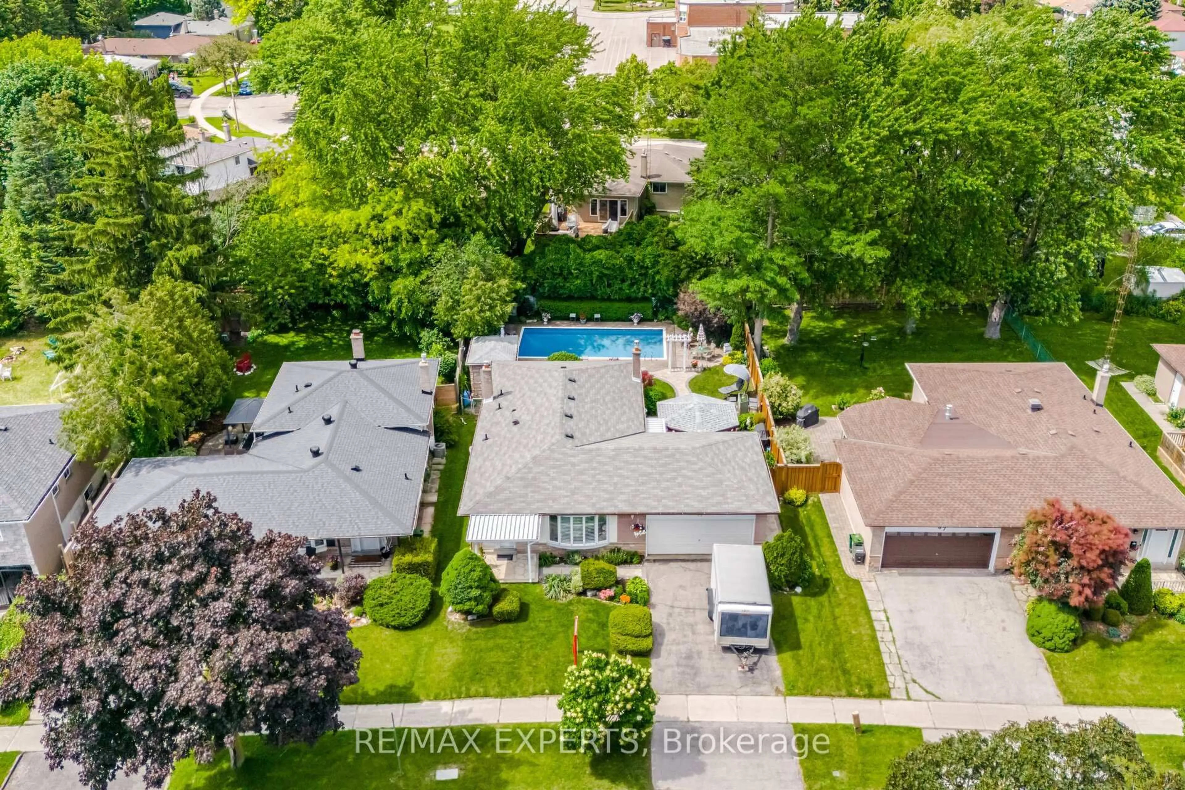 A pic from outside/outdoor area/front of a property/back of a property/a pic from drone, street for 69 Oakmedow Blvd, Toronto Ontario M1E 4G6