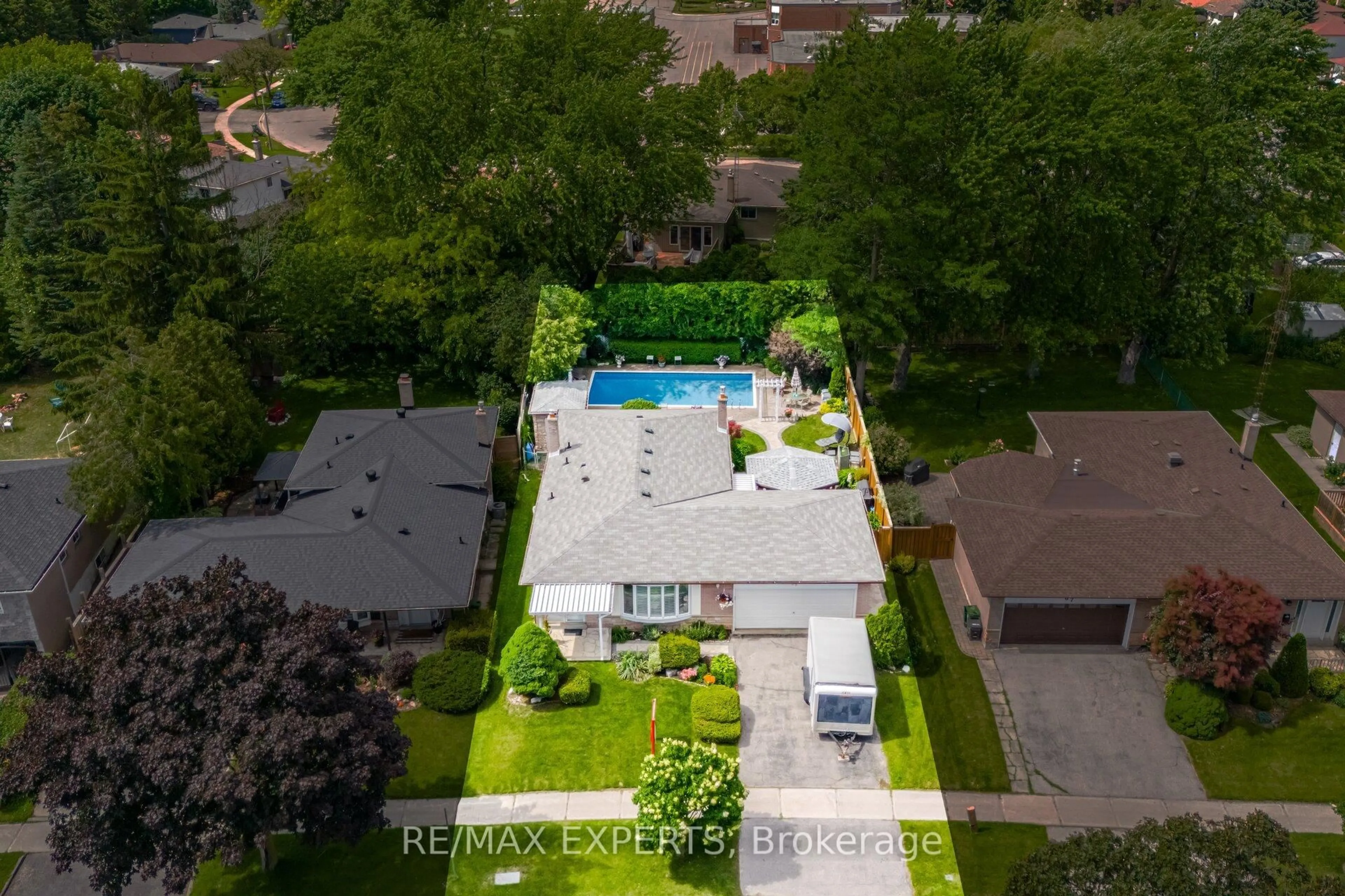 A pic from outside/outdoor area/front of a property/back of a property/a pic from drone, street for 69 Oakmedow Blvd, Toronto Ontario M1E 4G6