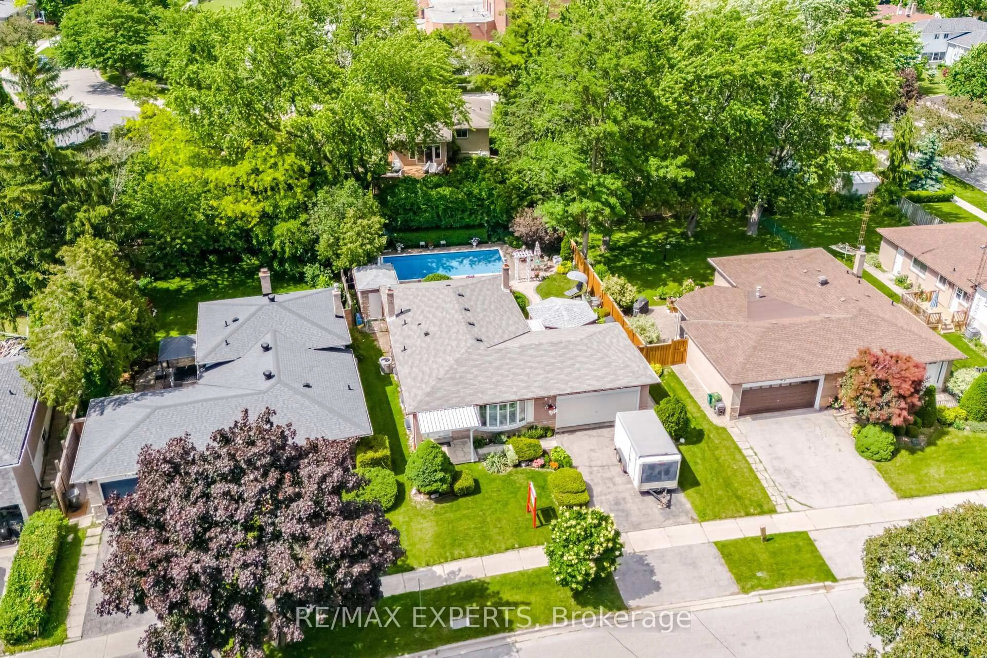 A pic from outside/outdoor area/front of a property/back of a property/a pic from drone, street for 69 Oakmedow Blvd, Toronto Ontario M1E 4G6