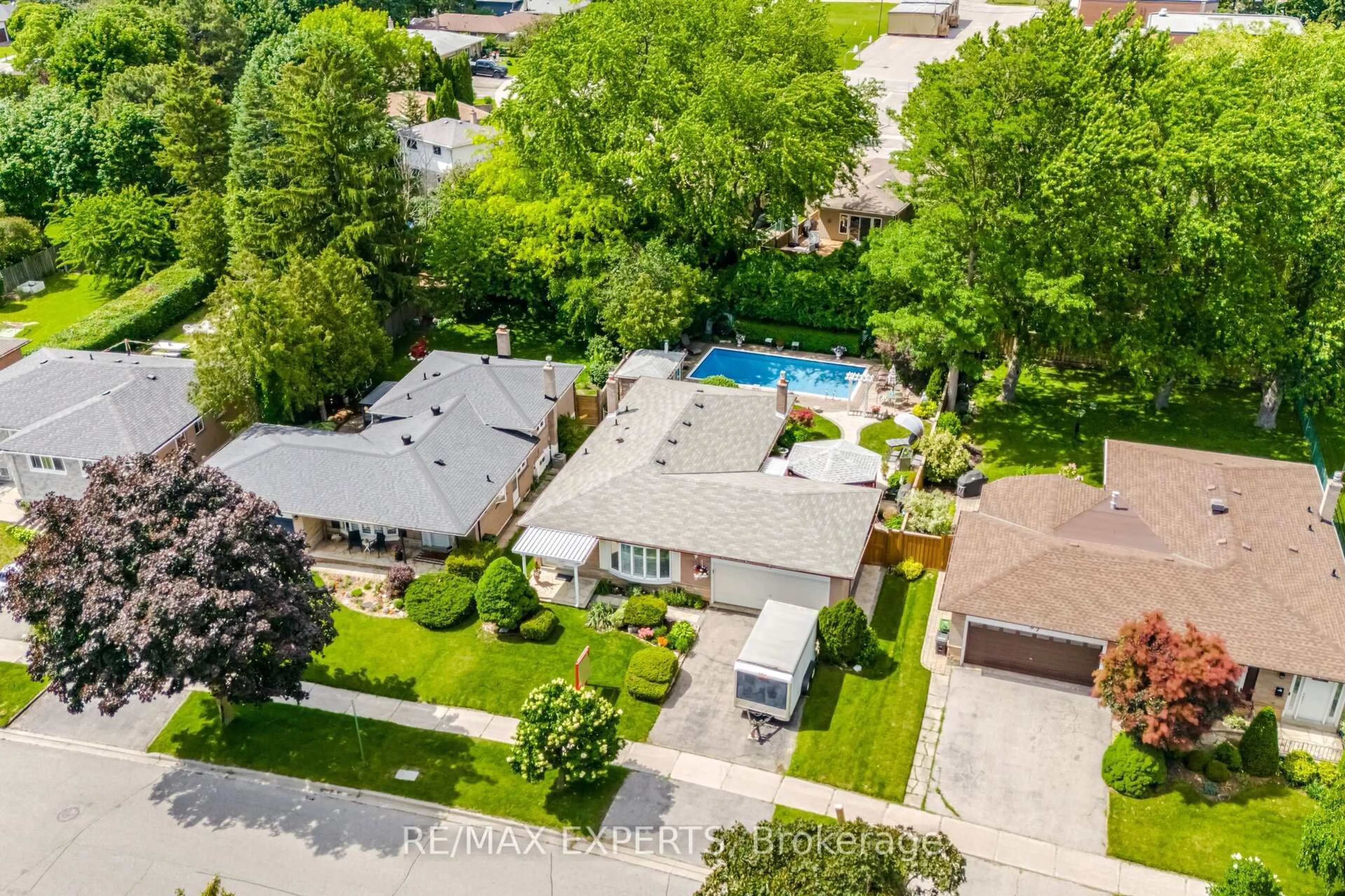 A pic from outside/outdoor area/front of a property/back of a property/a pic from drone, street for 69 Oakmedow Blvd, Toronto Ontario M1E 4G6