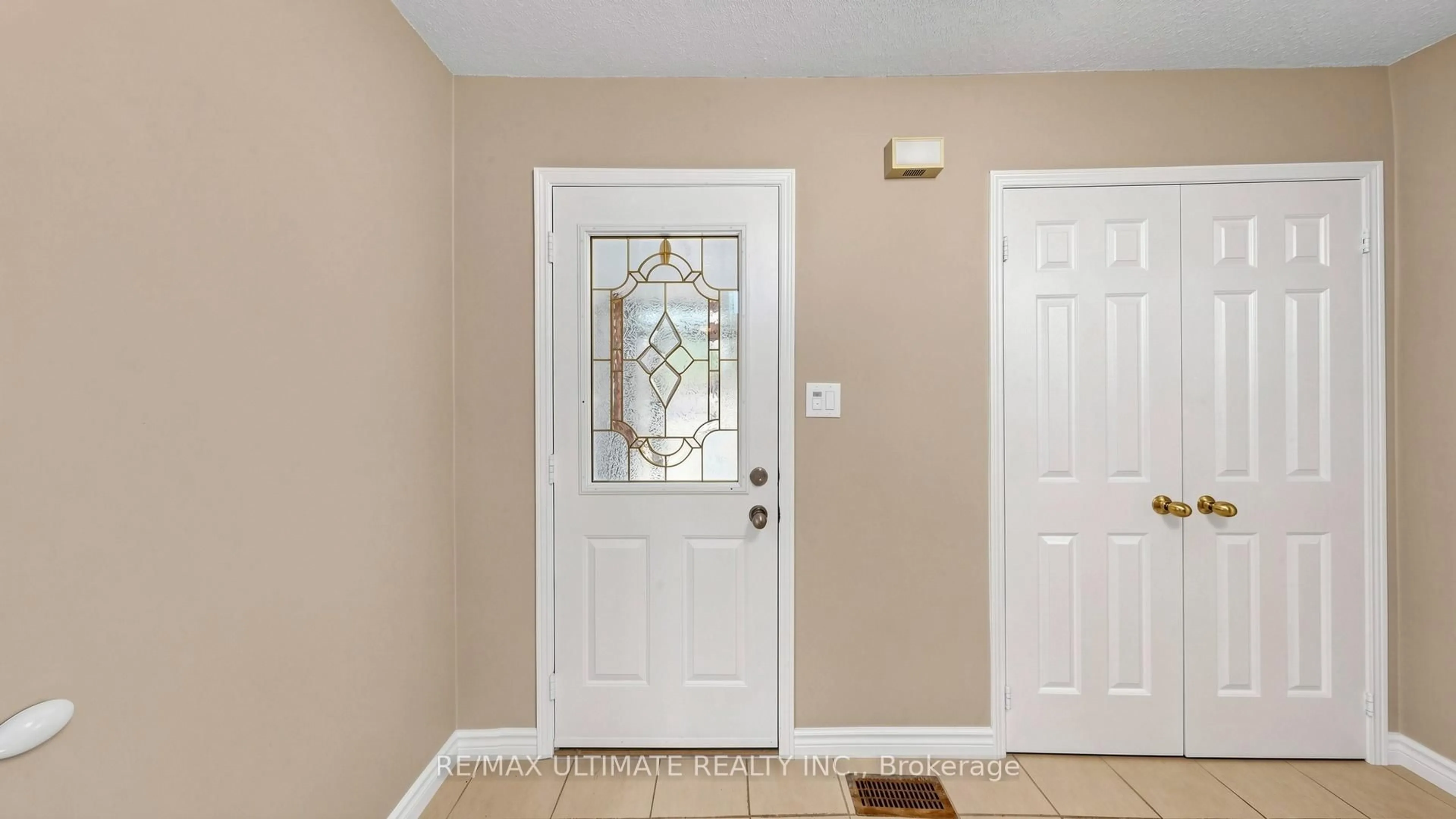 Indoor entryway for 499 Lightfoot Pl, Pickering Ontario L1V 5Z6