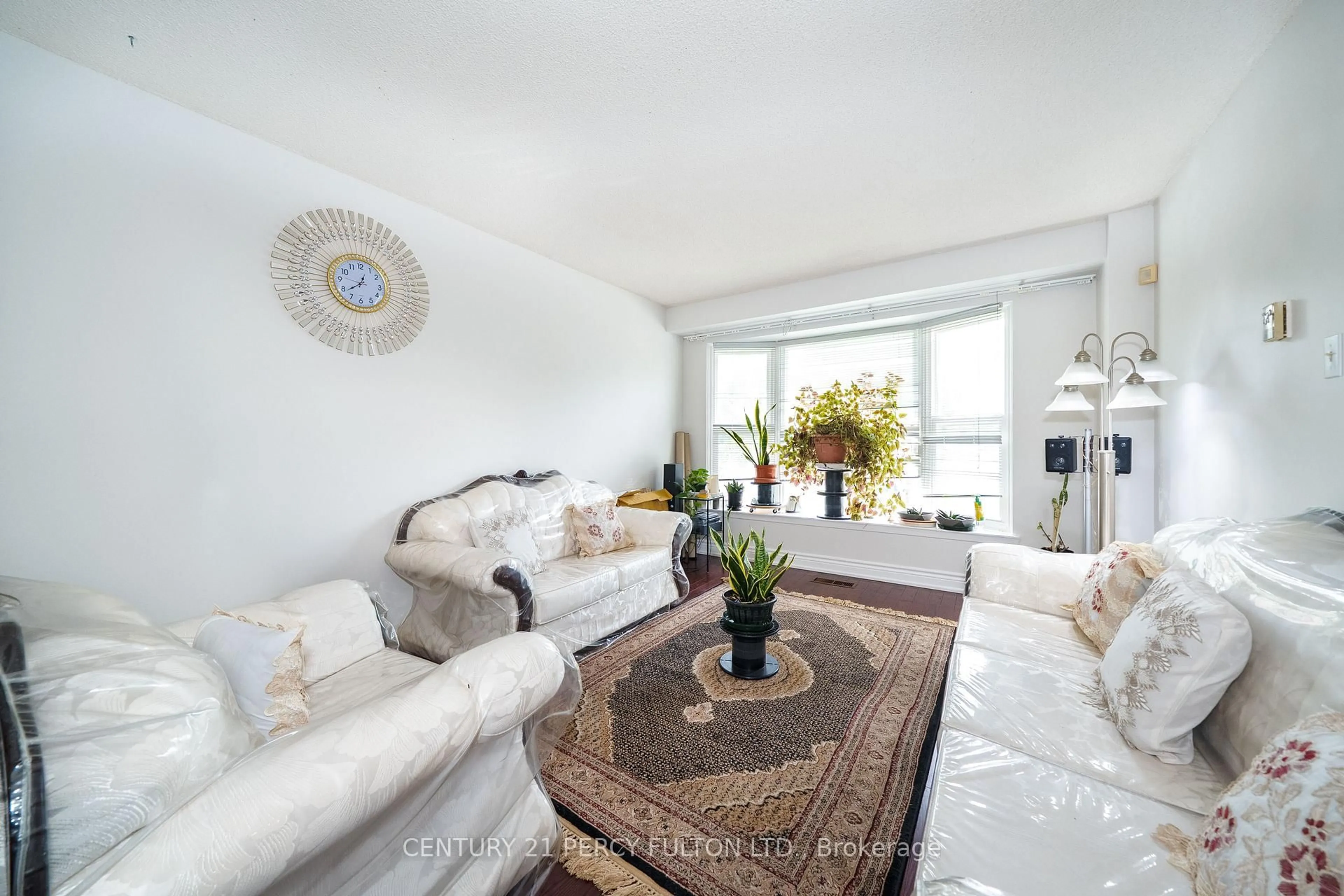 Living room with furniture, unknown for 33 Nahanni Terr, Toronto Ontario M1B 1B7
