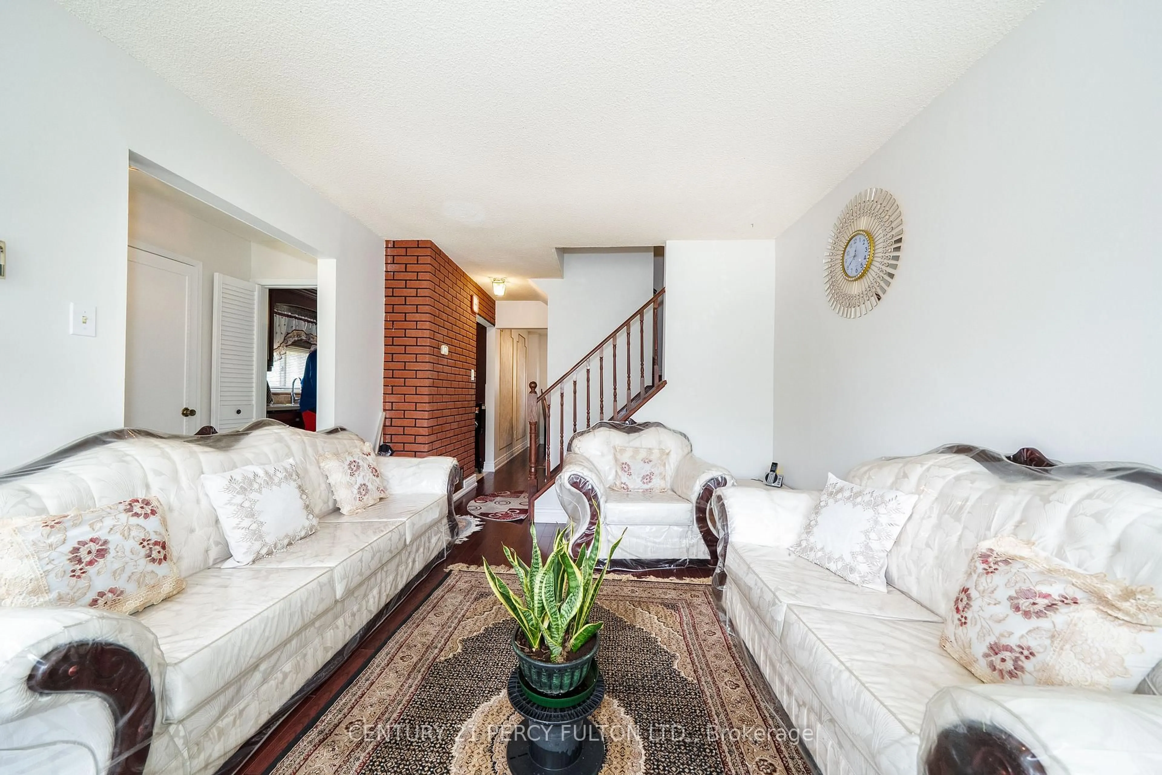 Living room with furniture, unknown for 33 Nahanni Terr, Toronto Ontario M1B 1B7