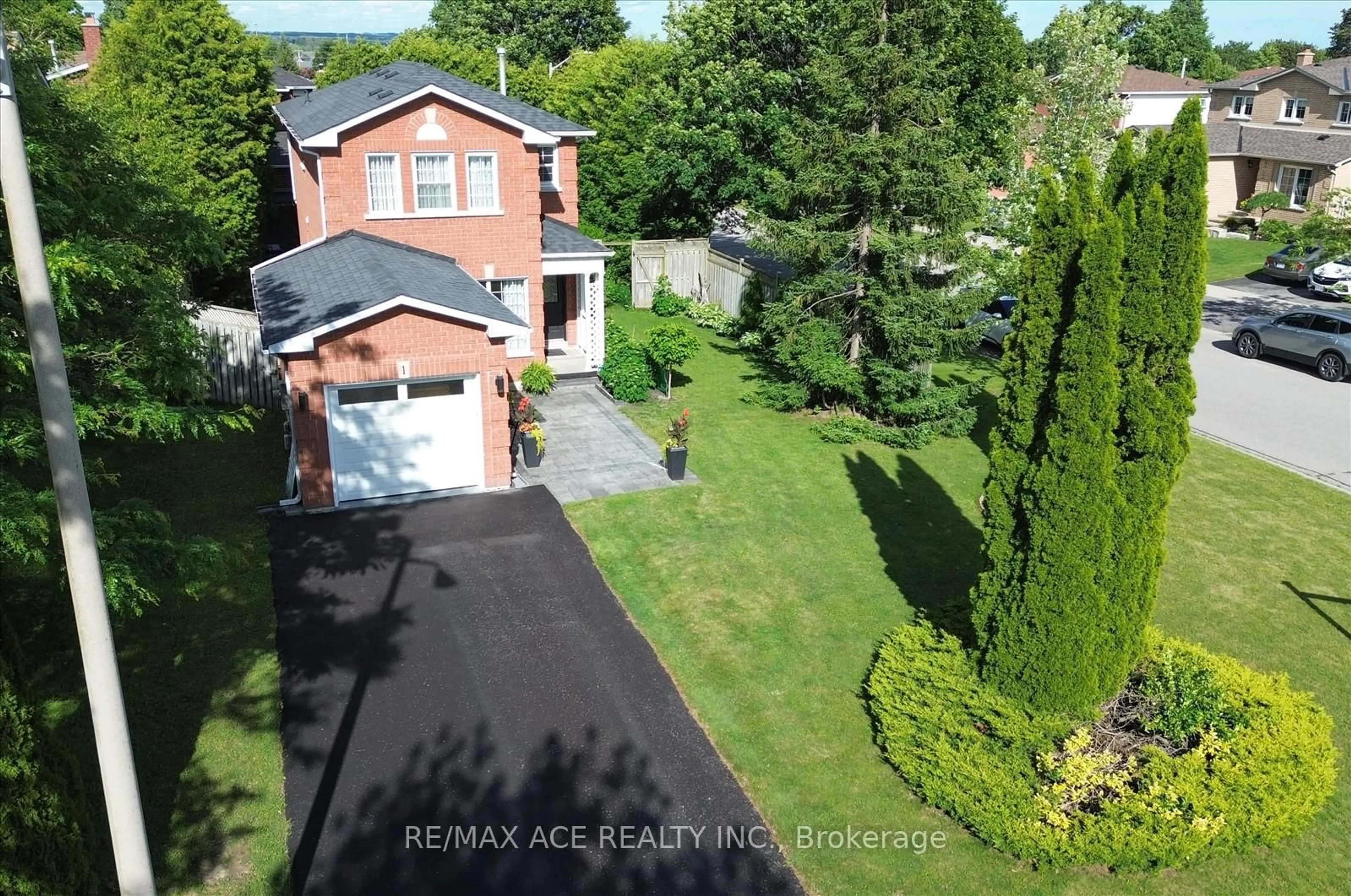 A pic from outside/outdoor area/front of a property/back of a property/a pic from drone, street for 1 Aldcroft Cres, Clarington Ontario L1C 4P2