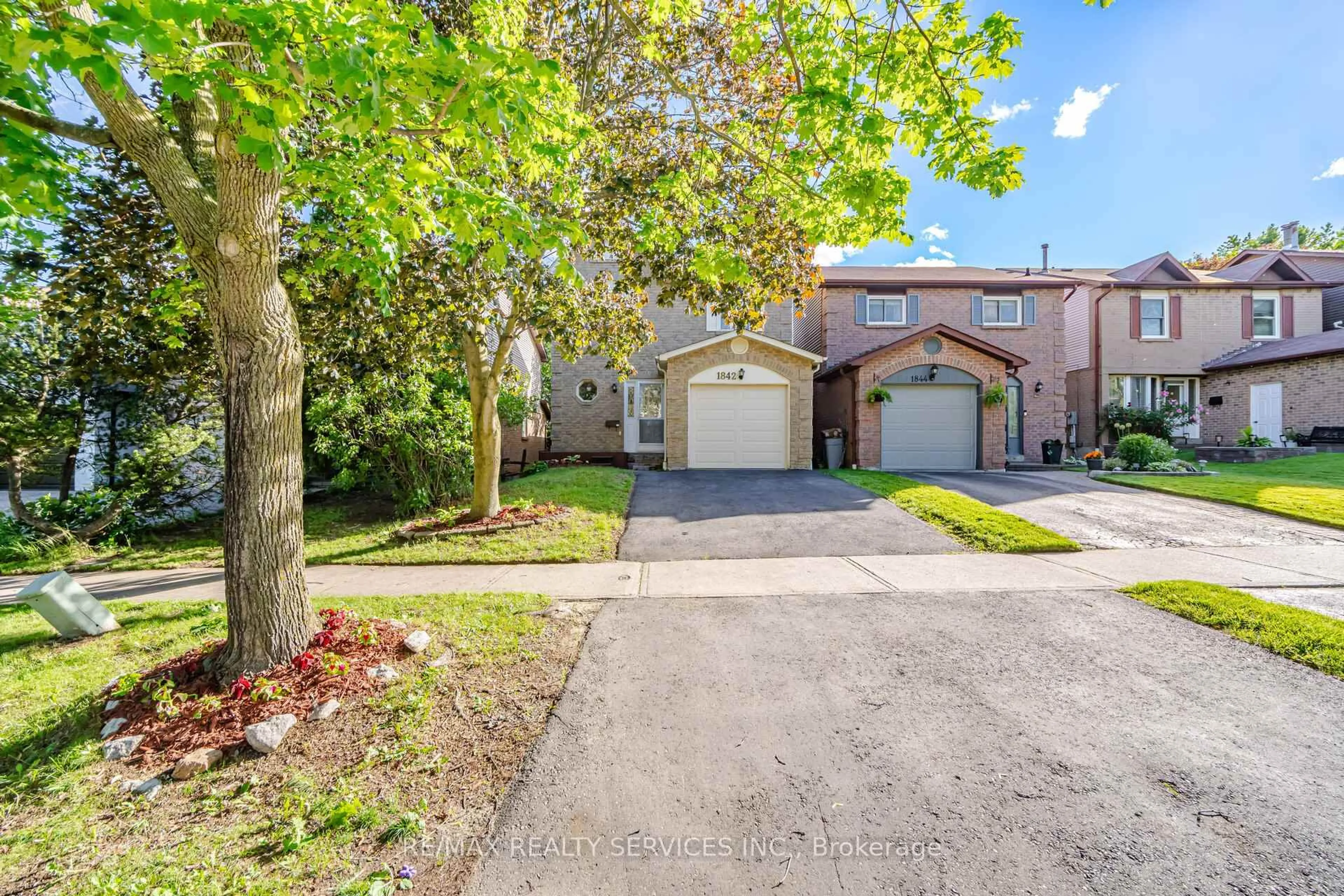 A pic from outside/outdoor area/front of a property/back of a property/a pic from drone, street for 1842 Cricket Lane, Pickering Ontario L1V 3J3