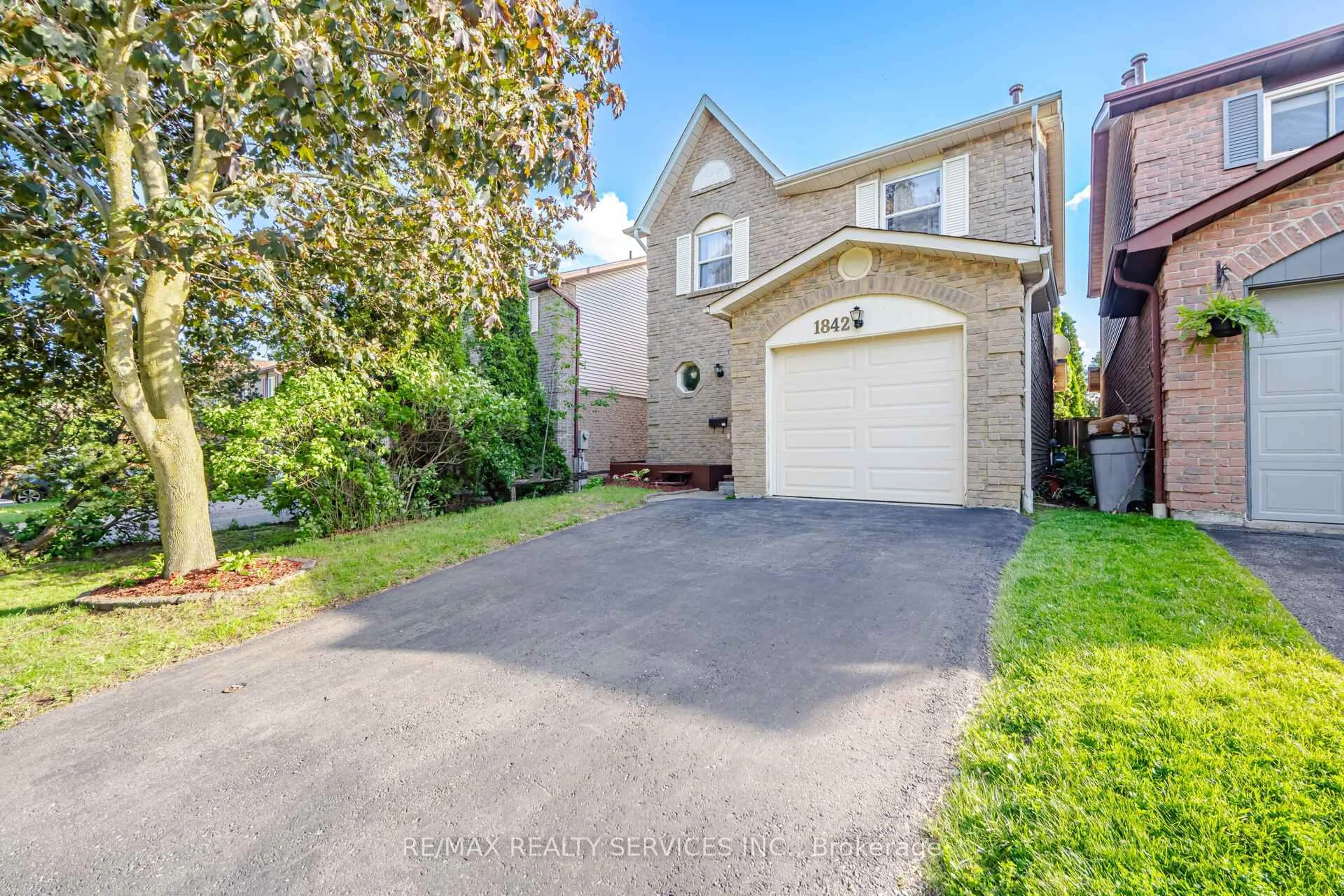 A pic from outside/outdoor area/front of a property/back of a property/a pic from drone, street for 1842 Cricket Lane, Pickering Ontario L1V 3J3