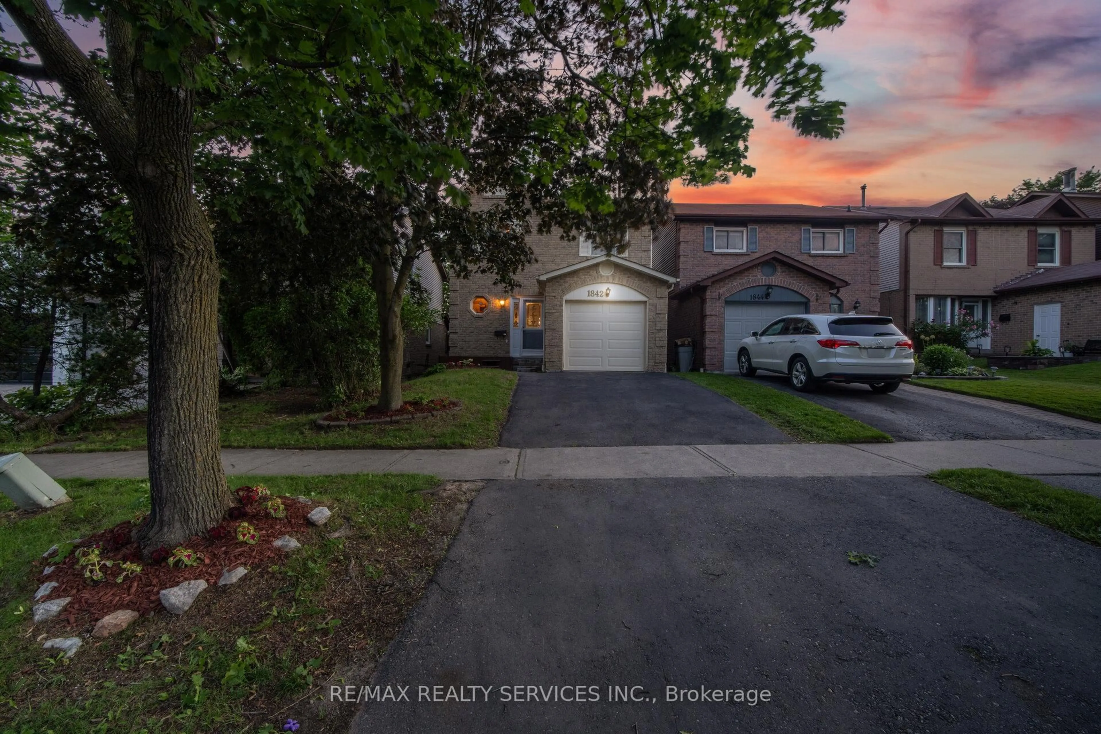 A pic from outside/outdoor area/front of a property/back of a property/a pic from drone, street for 1842 Cricket Lane, Pickering Ontario L1V 3J3