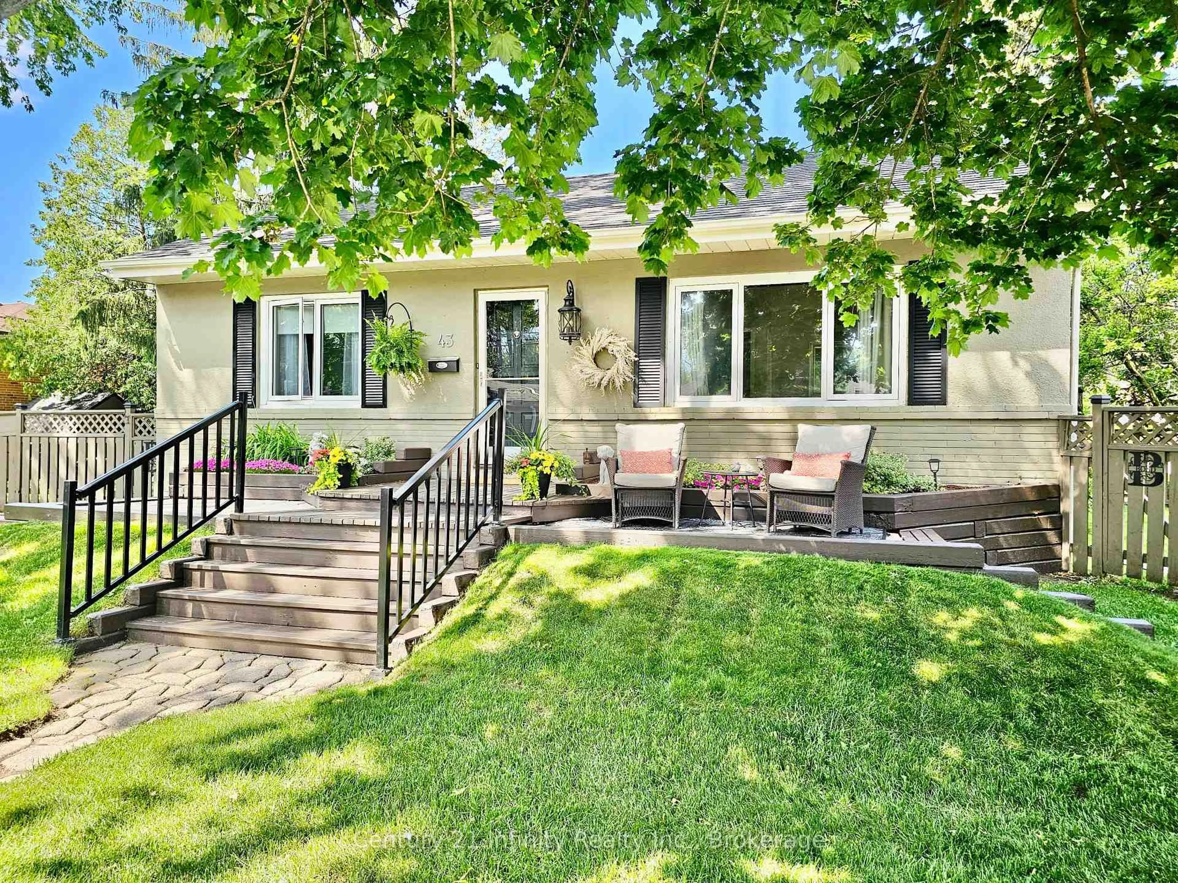 Patio, street for 43 Colonial Ave, Toronto Ontario M1M 2C3