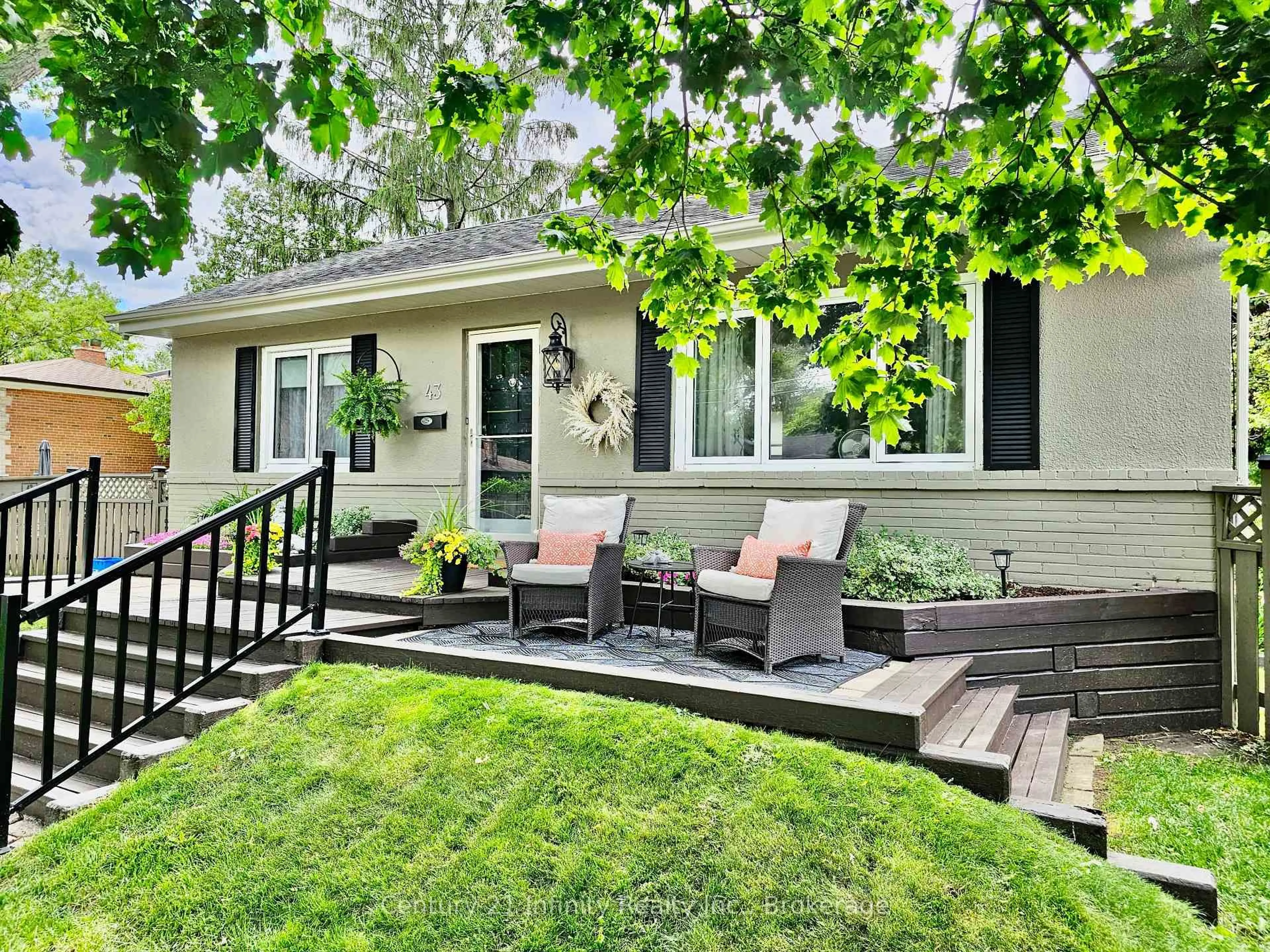 Patio, street for 43 Colonial Ave, Toronto Ontario M1M 2C3