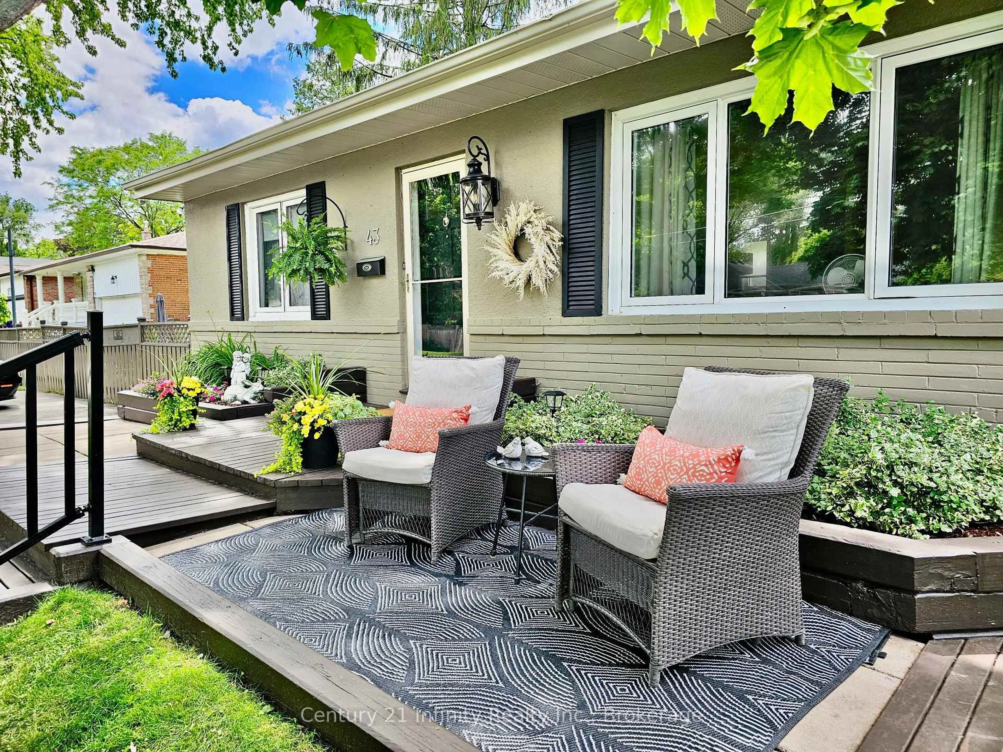 Patio, street for 43 Colonial Ave, Toronto Ontario M1M 2C3