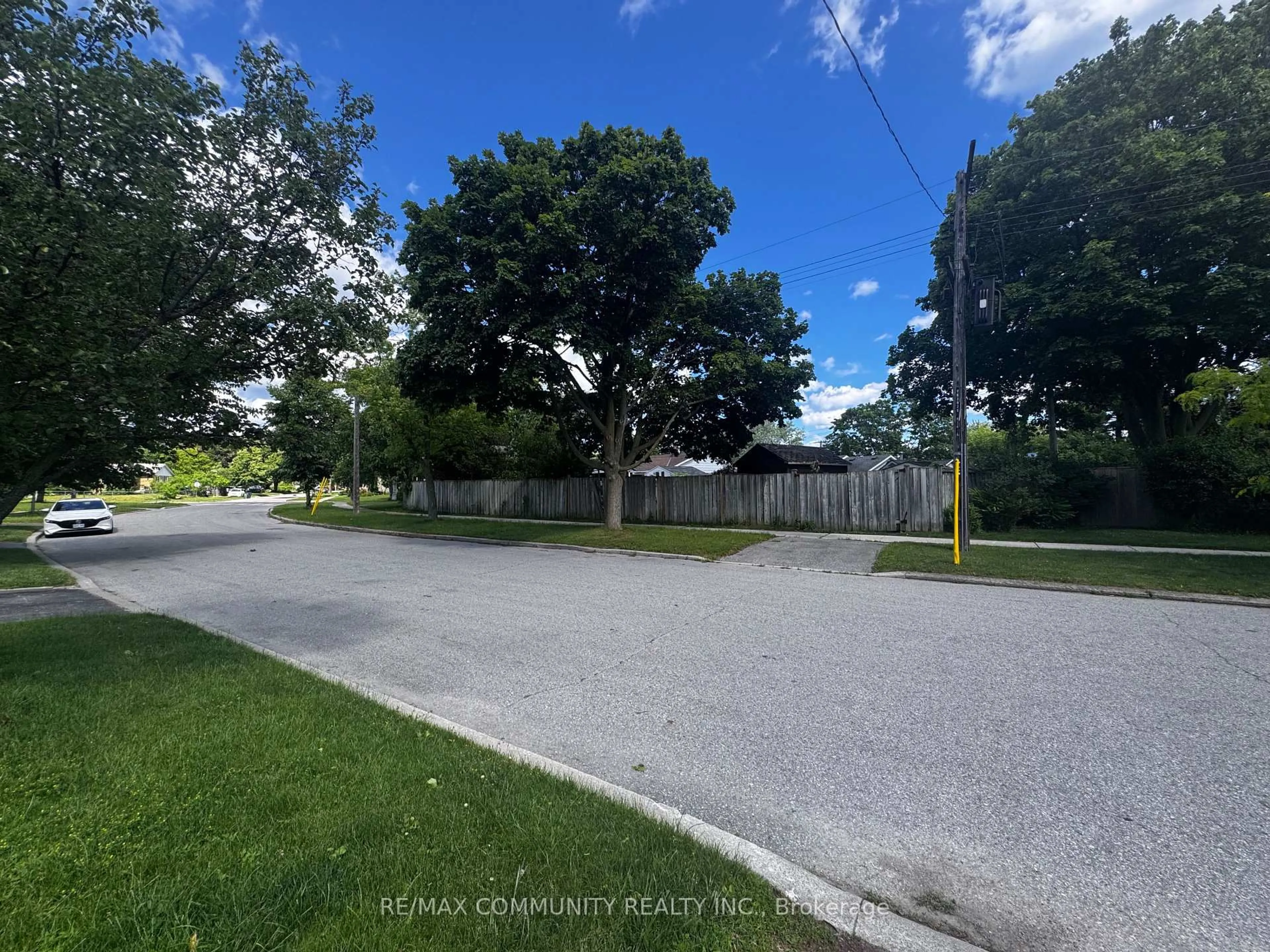 A pic from outside/outdoor area/front of a property/back of a property/a pic from drone, street for 36 Benprice Crt, Toronto Ontario M1H 1N3