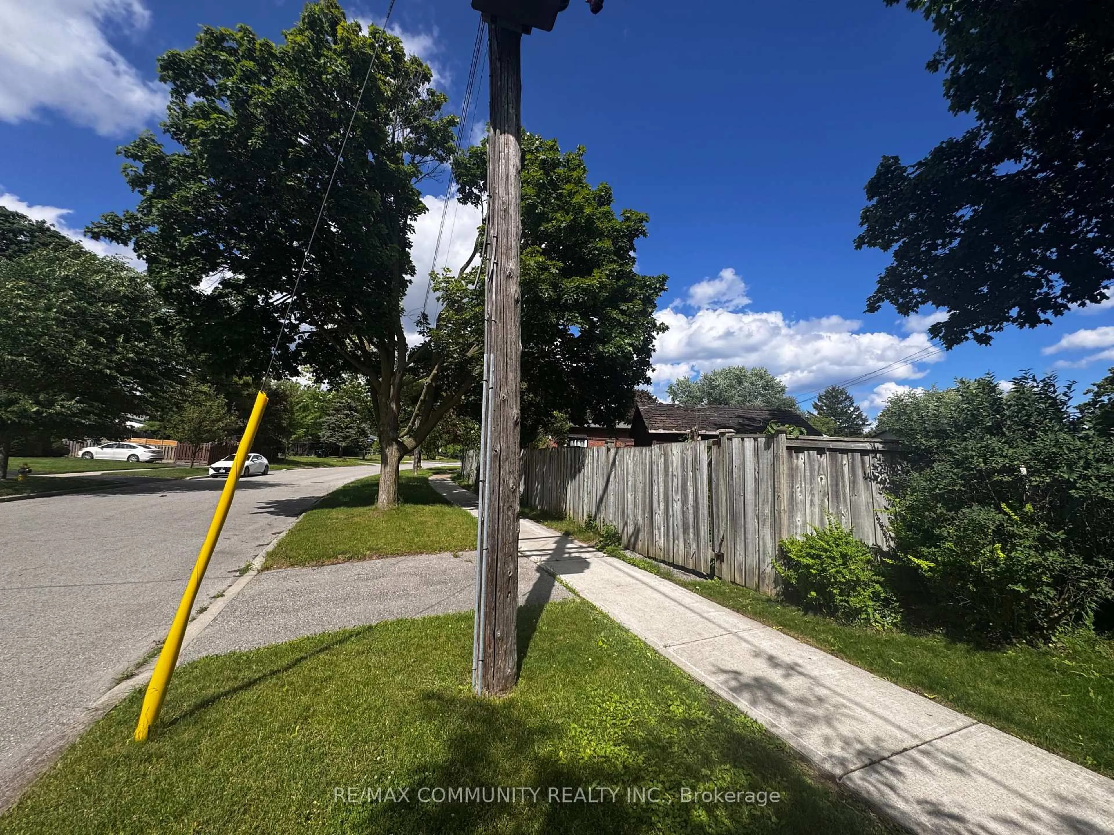 A pic from outside/outdoor area/front of a property/back of a property/a pic from drone, street for 36 Benprice Crt, Toronto Ontario M1H 1N3