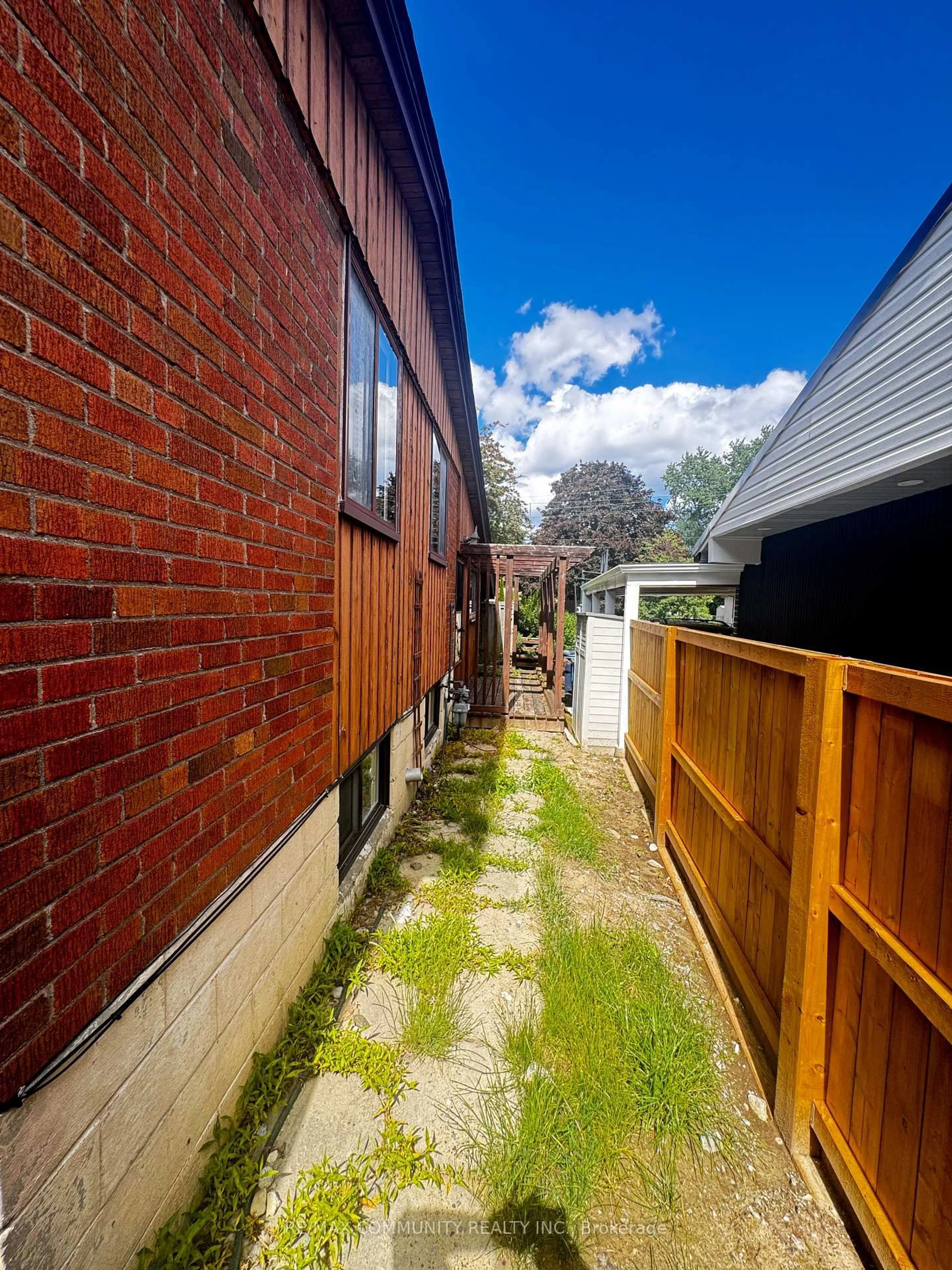A pic from outside/outdoor area/front of a property/back of a property/a pic from drone, street for 36 Benprice Crt, Toronto Ontario M1H 1N3