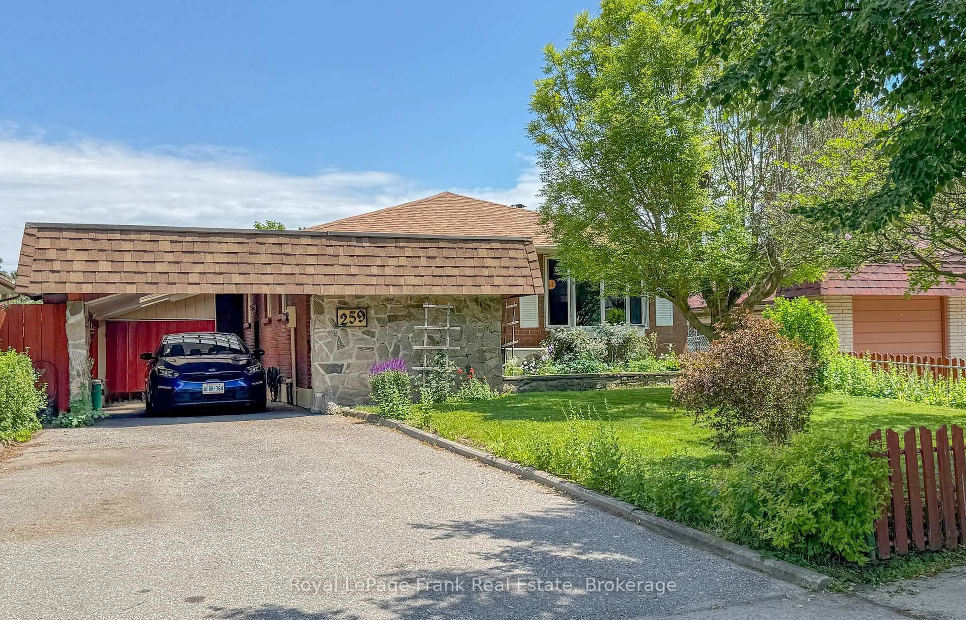 A pic from outside/outdoor area/front of a property/back of a property/a pic from drone, street for 259 Nipigon St, Oshawa Ontario L1J 4N8