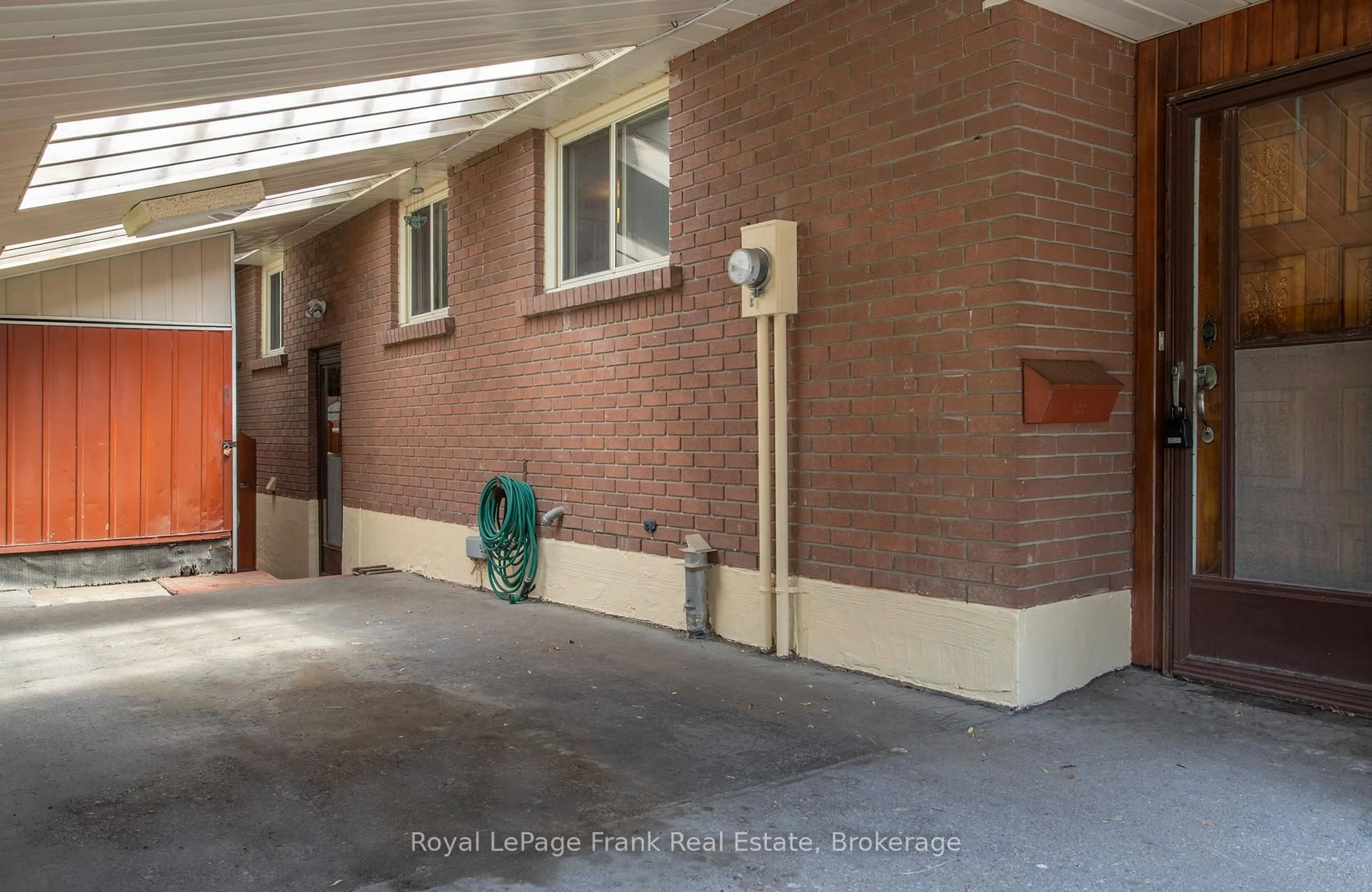 Indoor garage for 259 Nipigon St, Oshawa Ontario L1J 4N8